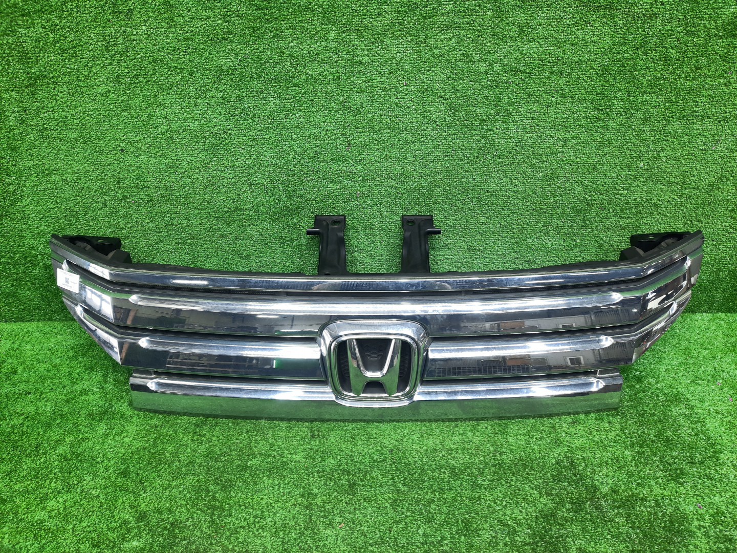 Решетка радиатора HONDA STEPWGN RK5 71126-SZW-J01 1 ракурс Решетка радиатора HONDA STEPWGN RK5 71126-SZW-J01 1 ракурс