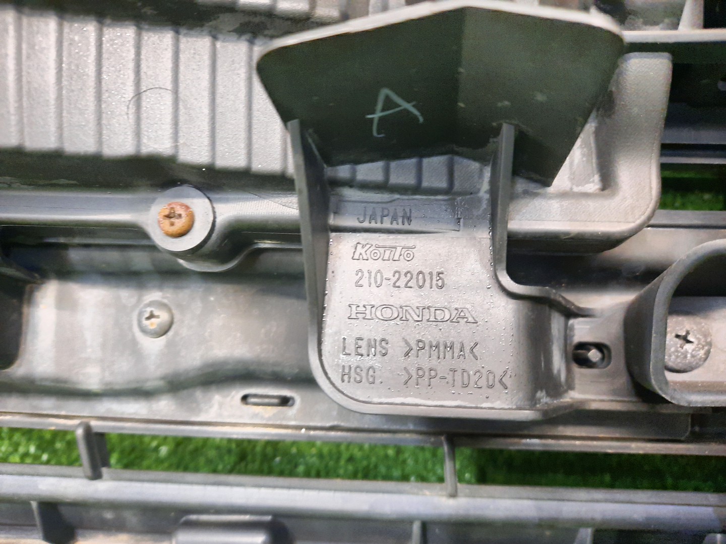 Решетка радиатора HONDA STEPWGN RK5 71126-SZW-J01 3 ракурс