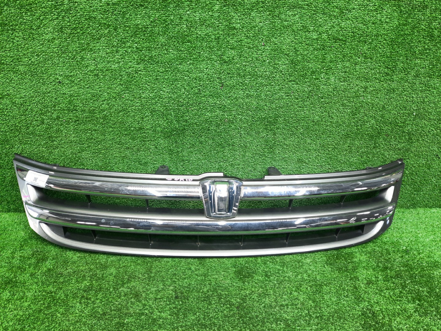 Решетка радиатора TOYOTA ISIS ZNM10, ZNM10W, ANM10, ANM10W, ANM15, ANM15W, ZGM10, ZGM10W, ZGM11, ZGM11W, ZGM15, ZGM15W, ANM10G, ZGM10G, ANM15G, ZNM10G, ZGM11G, ZGM15G 53101-44270 1 ракурс