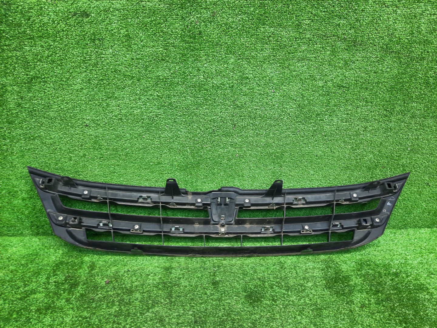 Решетка радиатора TOYOTA ISIS ZNM10, ZNM10W, ANM10, ANM10W, ANM15, ANM15W, ZGM10, ZGM10W, ZGM11, ZGM11W, ZGM15, ZGM15W, ANM10G, ZGM10G, ANM15G, ZNM10G, ZGM11G, ZGM15G 53101-44270 3 ракурс