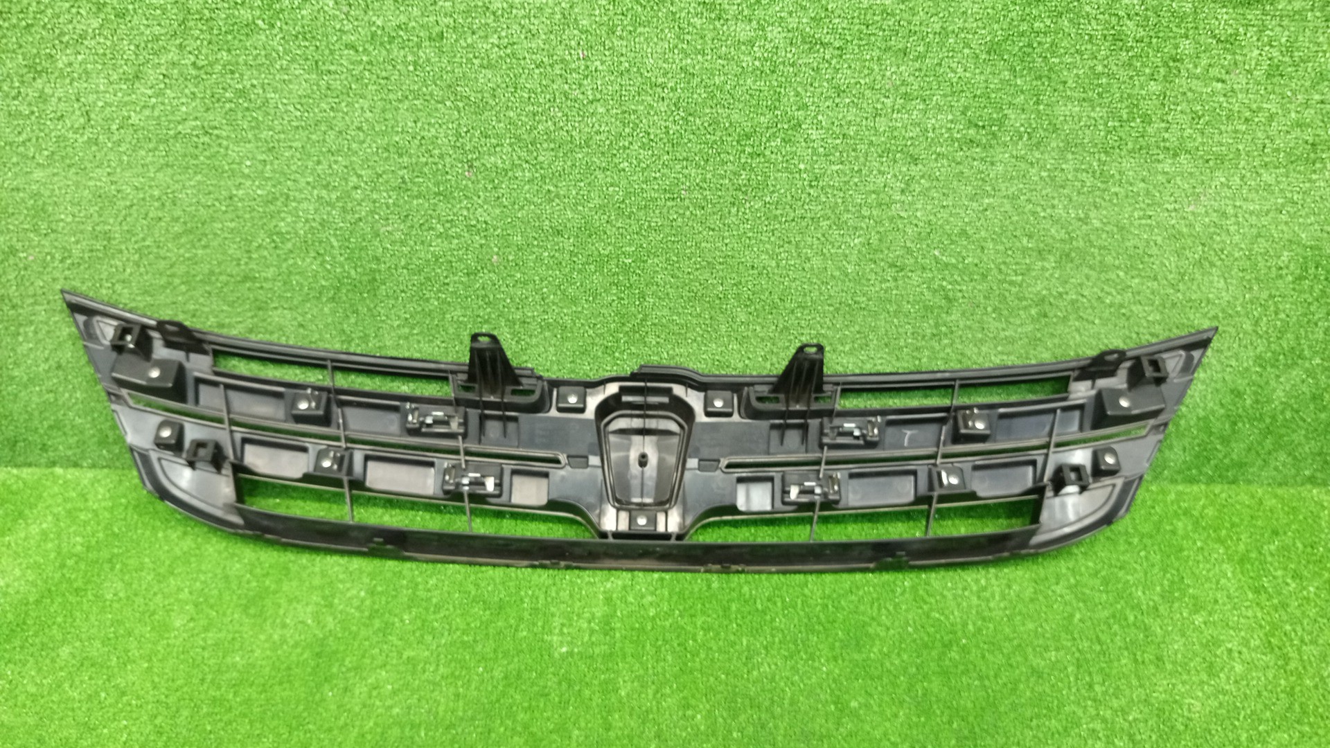 Решетка радиатора TOYOTA ISIS ZNM10, ZNM10W, ANM10, ANM10W, ANM15, ANM15W, ZGM10, ZGM10W, ZGM11, ZGM11W, ZGM15, ZGM15W, ANM10G, ZGM10G, ANM15G, ZNM10G, ZGM11G, ZGM15G 53114-44010 2 ракурс