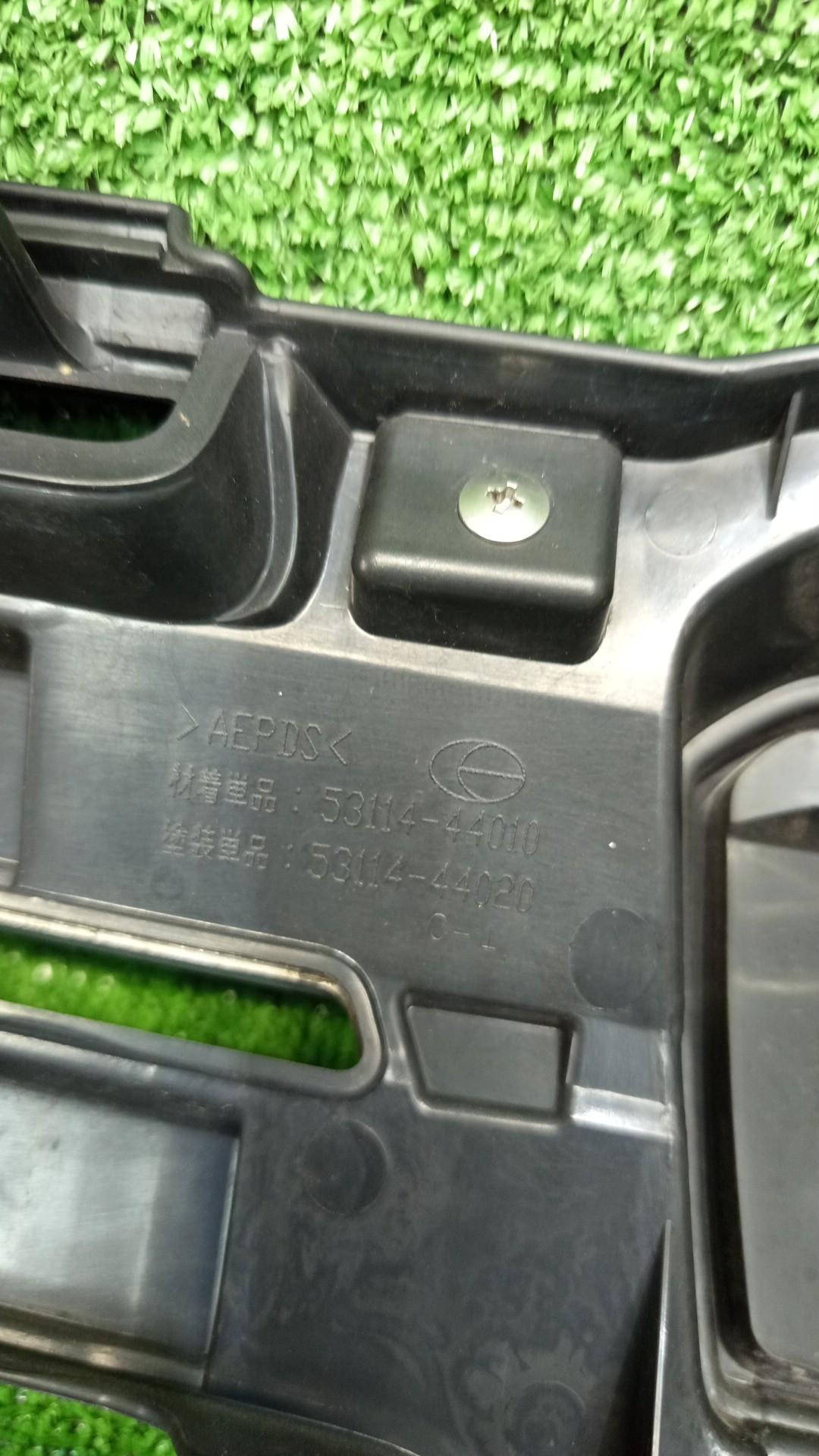 Решетка радиатора TOYOTA ISIS ZNM10, ZNM10W, ANM10, ANM10W, ANM15, ANM15W, ZGM10, ZGM10W, ZGM11, ZGM11W, ZGM15, ZGM15W, ANM10G, ZGM10G, ANM15G, ZNM10G, ZGM11G, ZGM15G 53114-44010 3 ракурс