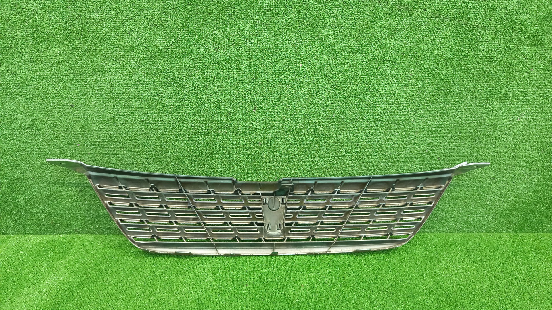Решетка радиатора TOYOTA PREMIO ZZT240, NZT240, AZT240, ZZT245 53111-2B030 3 ракурс