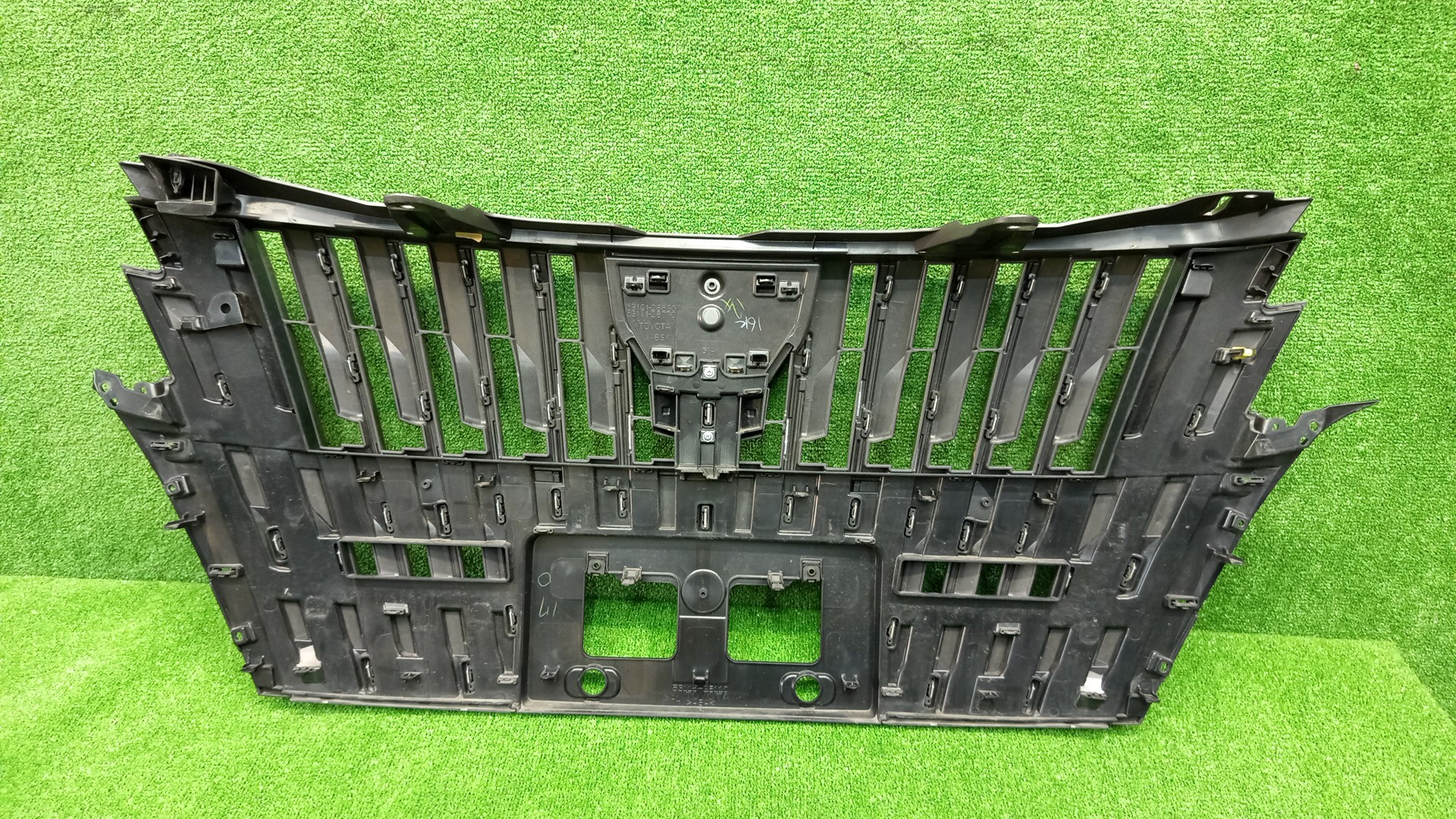 Решетка радиатора TOYOTA ESQUIRE ZRR80G 53101-28630/53111-28770 2 ракурс
