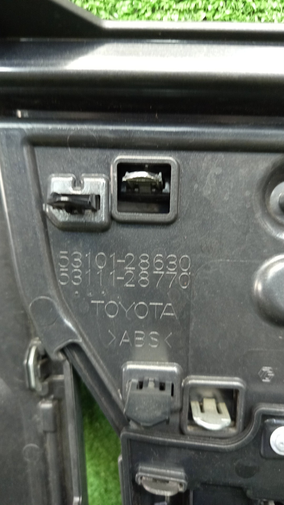 Решетка радиатора TOYOTA ESQUIRE ZRR80G 53101-28630/53111-28770 3 ракурс
