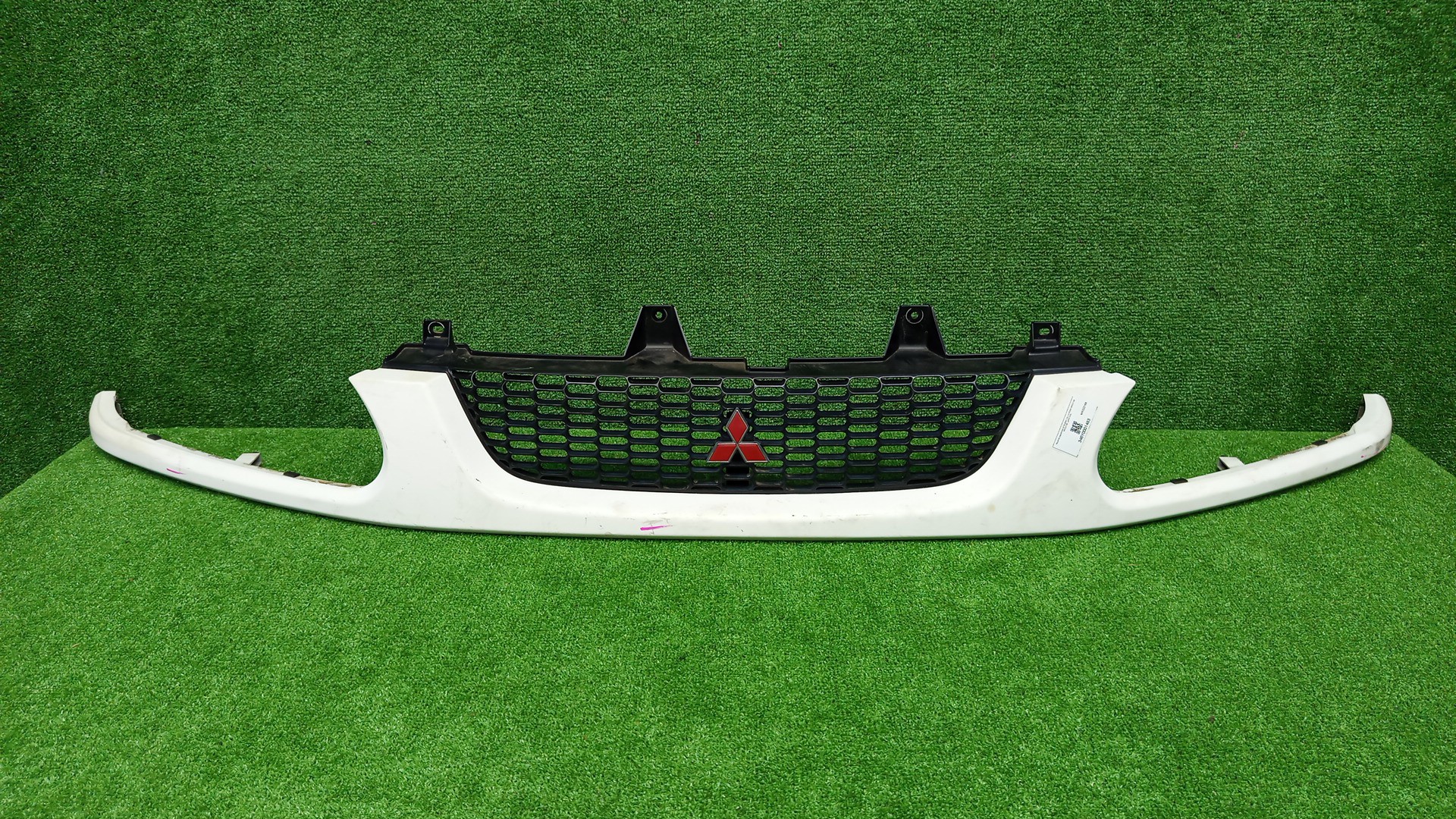 Решетка радиатора MITSUBISHI DELICA PD6W, PA3V, PA4W, PA5V, PA5W, PD4W, PD8W, PE8W, PF6W, PF8W, FE8W, PB5W, PD5V MR322168 1 ракурс