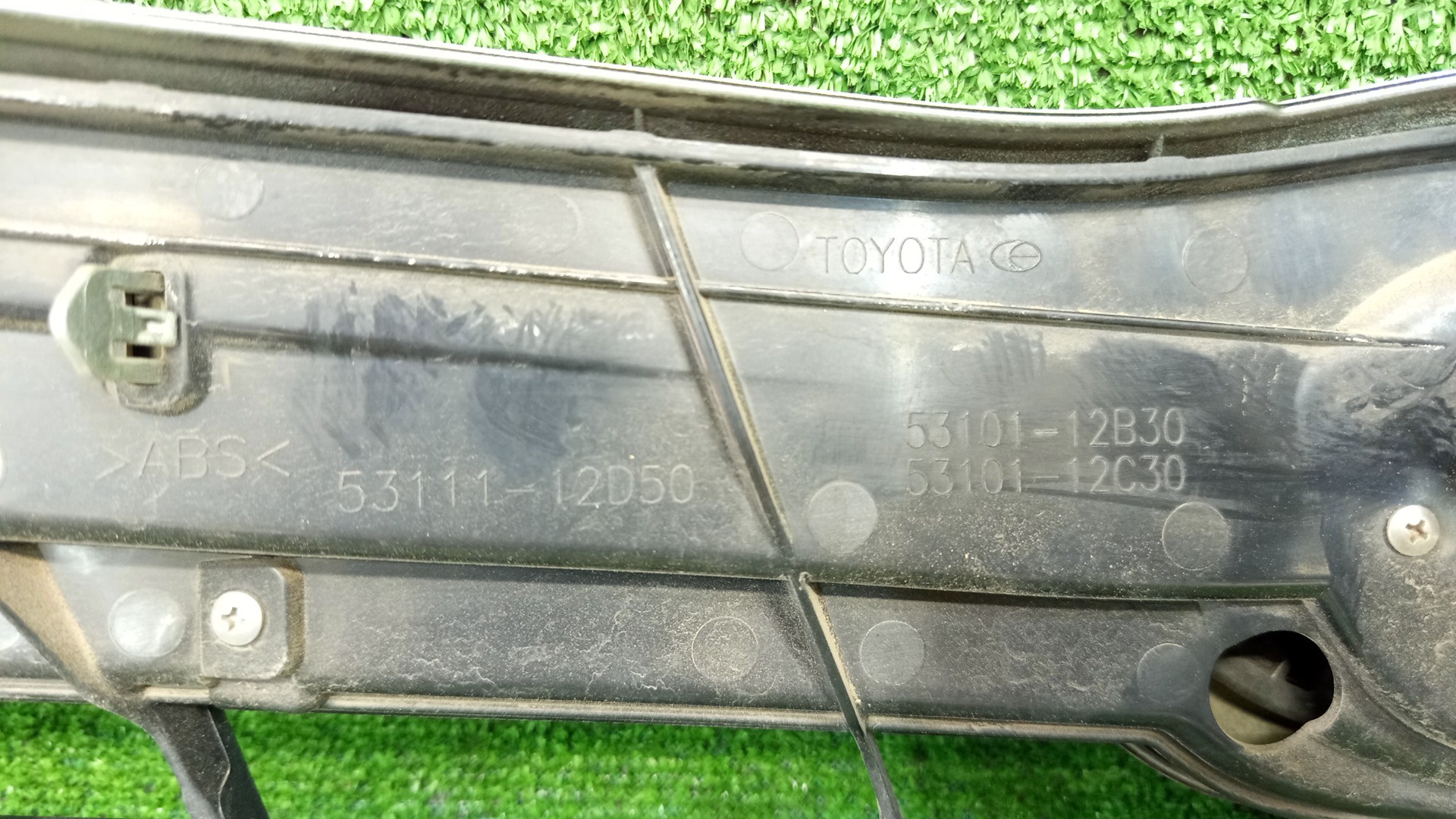 Решетка радиатора TOYOTA COROLLA FIELDER, COROLLA  AXIO ZRE162G, NZE164G, NZE161G, NKE165G, NRE161G, NZE161, NZE164, NRE161, NKE165, ZRE162, NRE160 53111-12B30 3 ракурс