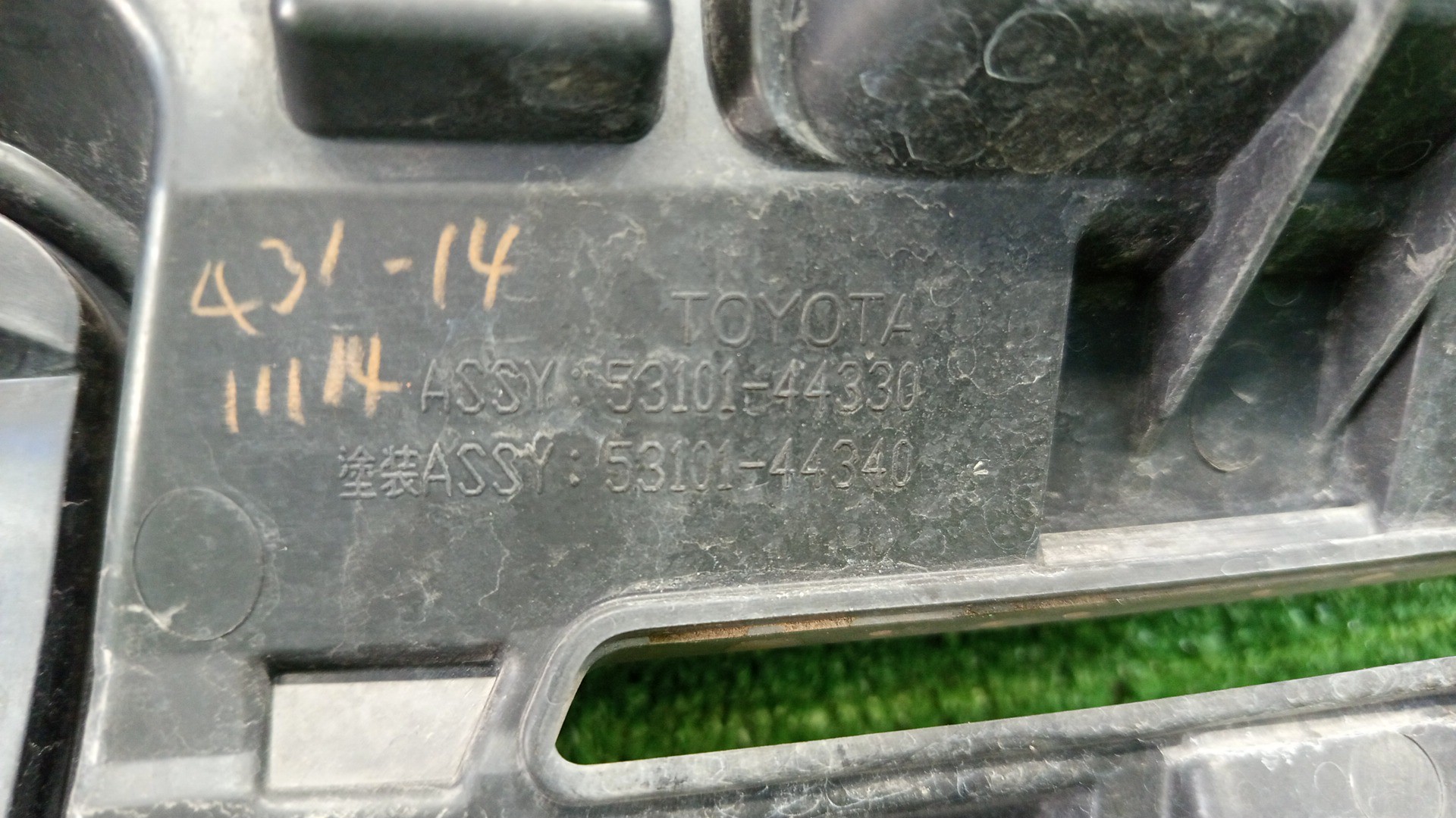 Решетка радиатора TOYOTA ISIS ZNM10, ZNM10W, ANM10, ANM10W, ANM15, ANM15W, ZGM10, ZGM10W, ZGM11, ZGM11W, ZGM15, ZGM15W, ANM10G, ZGM10G, ANM15G, ZNM10G, ZGM11G, ZGM15G 53114-44010 3 ракурс
