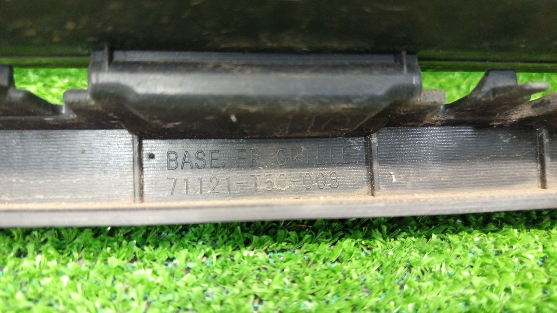 Решетка радиатора HONDA FIT GP6, GP5 71121-T5C-003 3 ракурс
