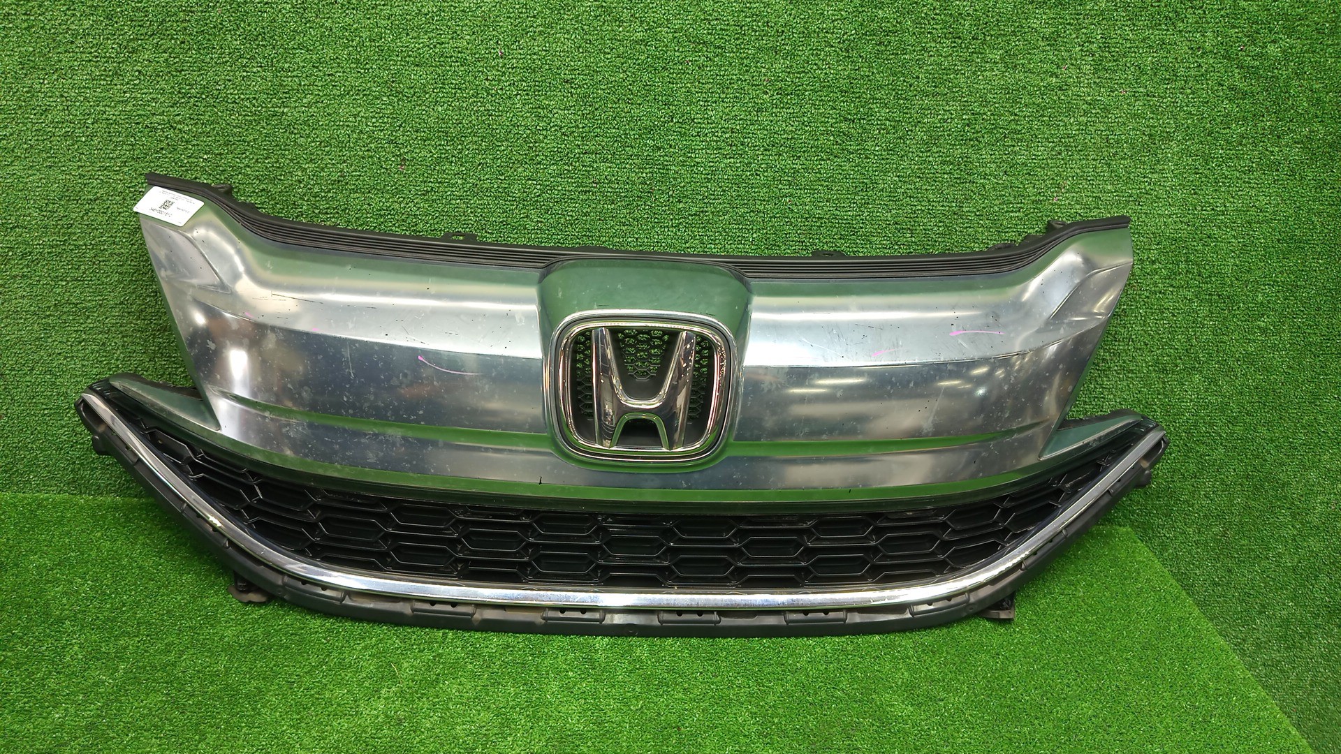 Решетка радиатора HONDA STEPWGN RP3 71123-TAA-N010-51 1 ракурс Решетка радиатора HONDA STEPWGN RP3 71123-TAA-N010-51 1 ракурс
