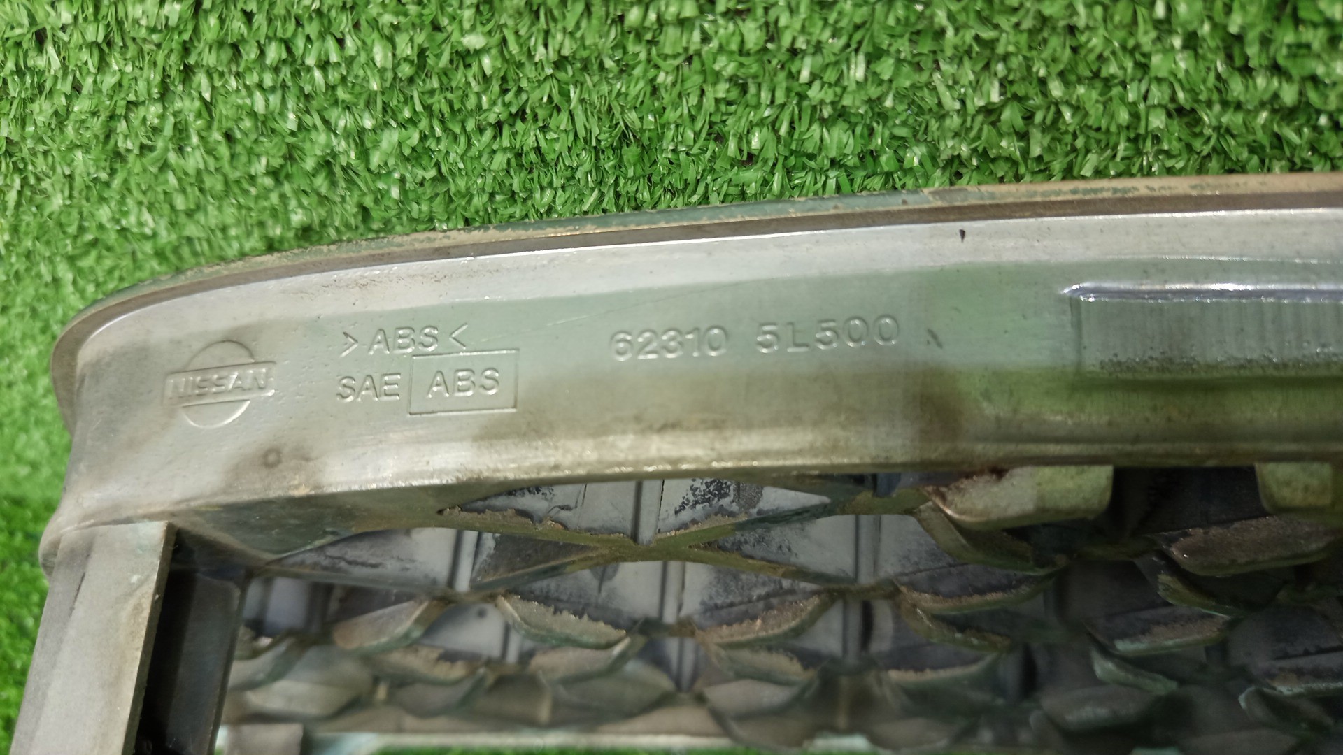 Решетка радиатора NISSAN LAUREL HC35, GNC35, GC35 62310-5L500 3 ракурс