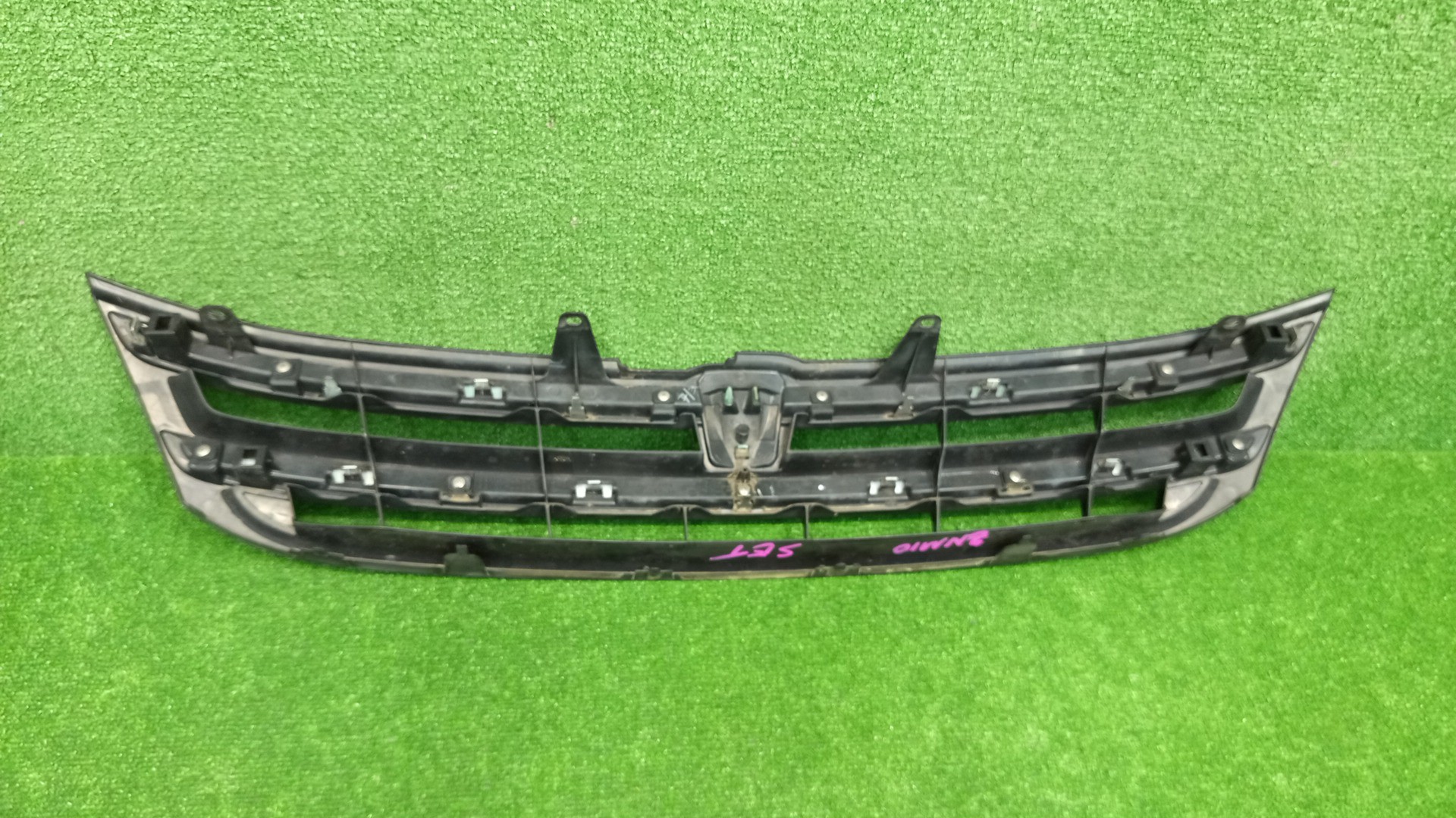 Решетка радиатора TOYOTA ISIS ZNM10, ZNM10W, ANM10, ANM10W, ANM15, ANM15W, ZGM10, ZGM10W, ZGM11, ZGM11W, ZGM15, ZGM15W, ANM10G, ZGM10G, ANM15G, ZNM10G, ZGM11G, ZGM15G 53101-44310 2 ракурс
