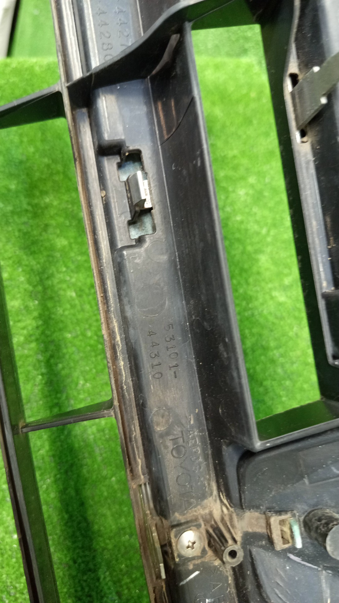 Решетка радиатора TOYOTA ISIS ZNM10, ZNM10W, ANM10, ANM10W, ANM15, ANM15W, ZGM10, ZGM10W, ZGM11, ZGM11W, ZGM15, ZGM15W, ANM10G, ZGM10G, ANM15G, ZNM10G, ZGM11G, ZGM15G 53101-44310 3 ракурс