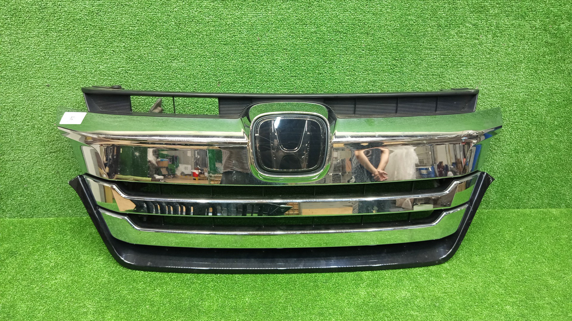 Решетка радиатора HONDA STEPWGN RP3 71121-TAA-J01-M1 1 ракурс