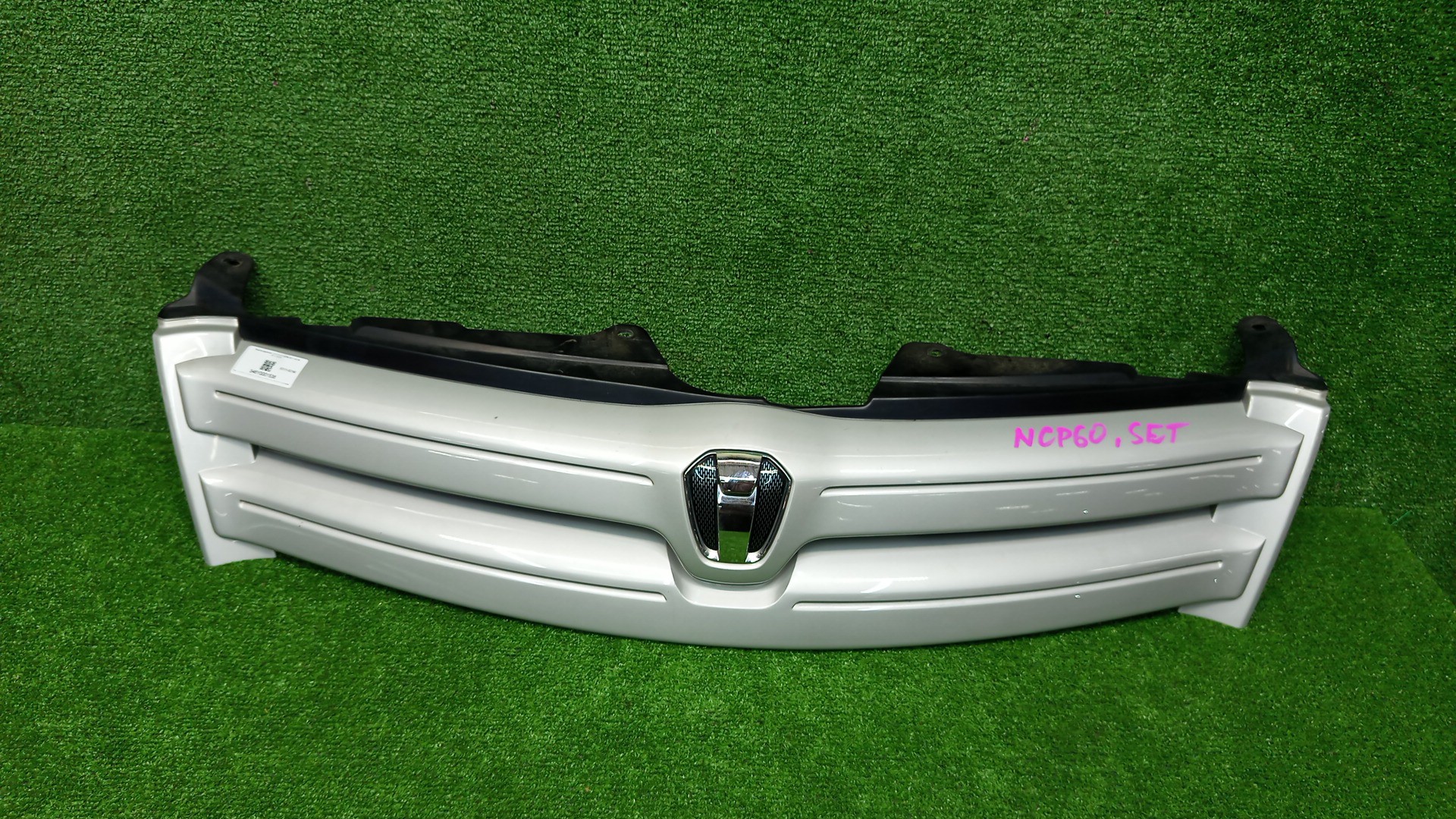 Решетка радиатора TOYOTA IST NCP60, NCP65, NCP61 53111-52190 1 ракурс