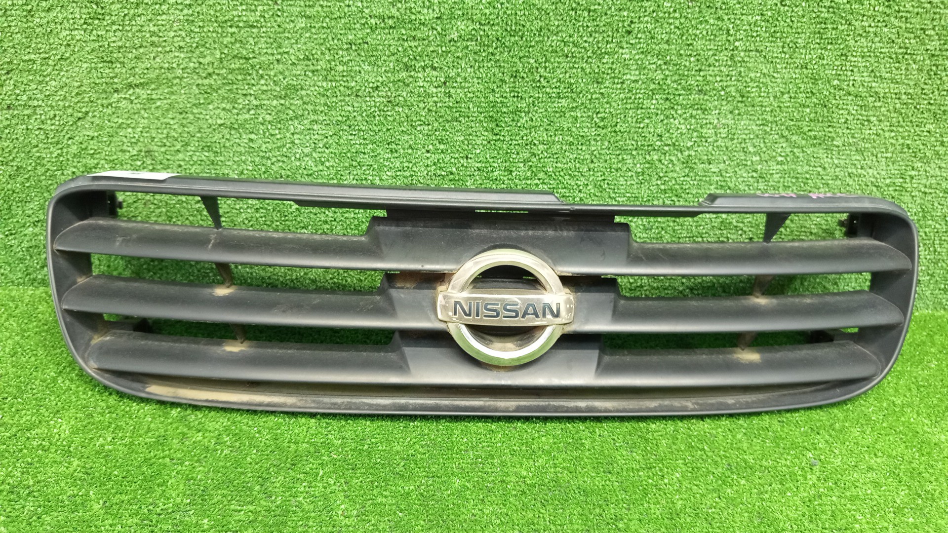 Решетка радиатора NISSAN AVENIR, EXPERT W11, PNW11, PW11, RW11, VW11, VNW11 62310-WA900 1 ракурс