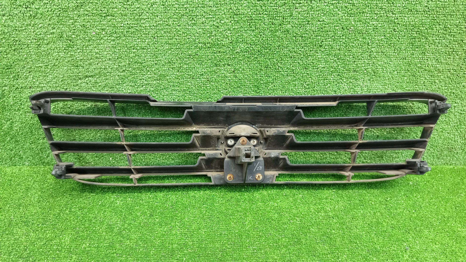 Решетка радиатора NISSAN AVENIR, EXPERT W11, PNW11, PW11, RW11, VW11, VNW11 62310-WA900 2 ракурс