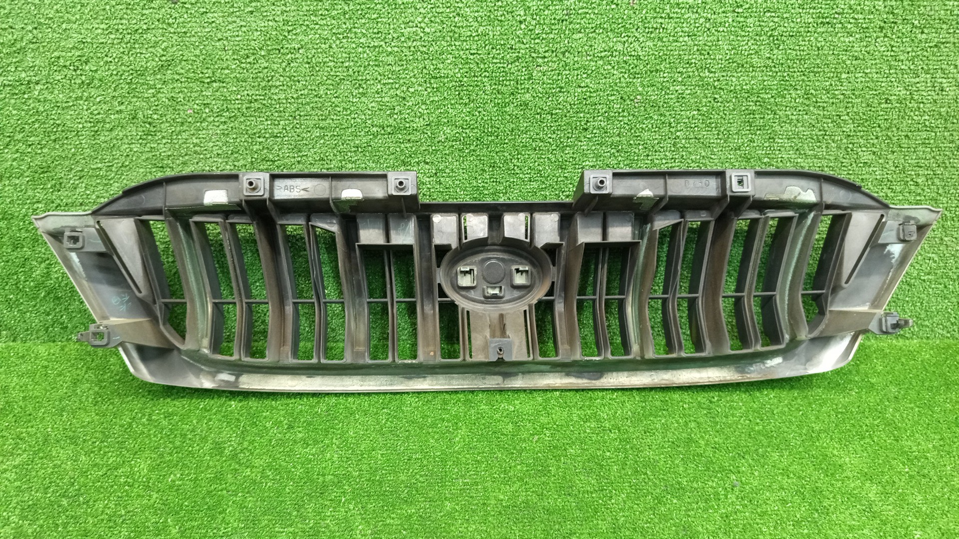 Решетка радиатора TOYOTA CAMI J100E, J102E, J122E 53111-87419 2 ракурс Решетка радиатора TOYOTA CAMI J100E, J102E, J122E 53111-87419 2 ракурс