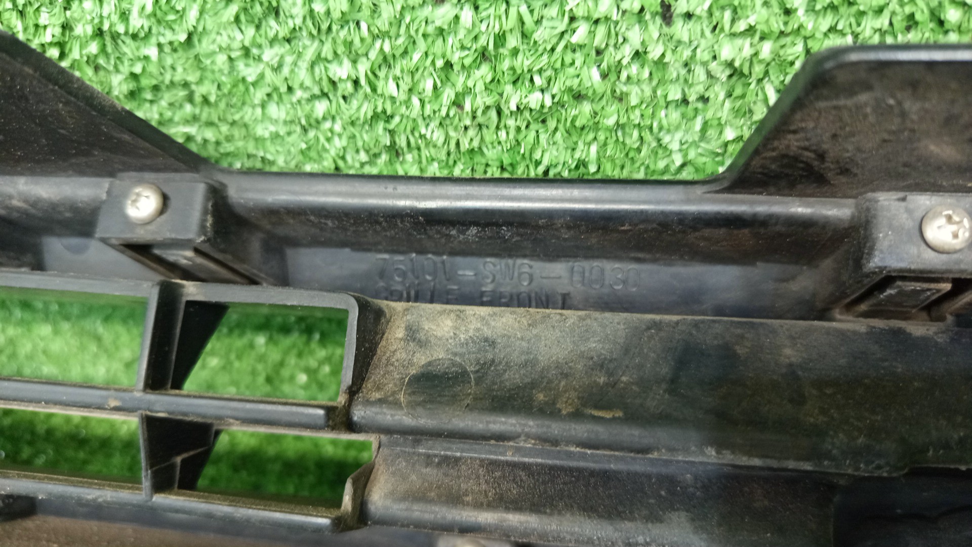 Решетка радиатора HONDA INSPIRE, SABER UA1, UA2 75101-SW6-0030 3 ракурс