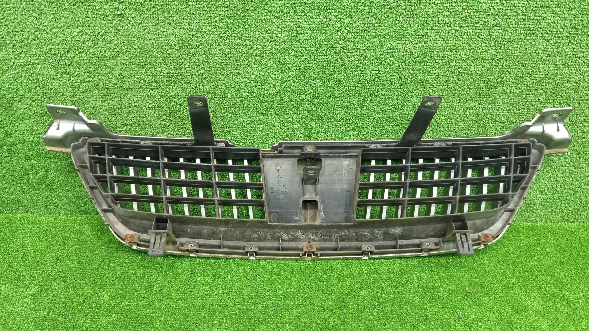Решетка радиатора NISSAN BLUEBIRD SYLPHY G10, QG10, FG10, TG10, QNG10 62310-8M400 2 ракурс