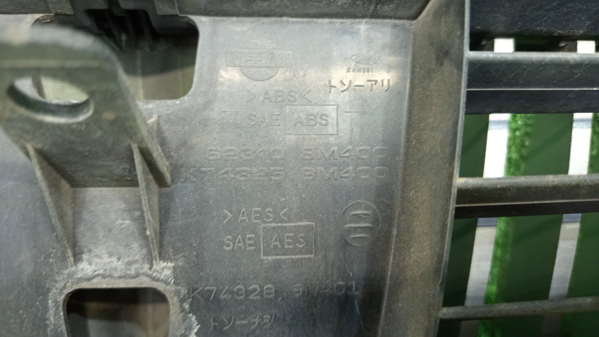 Решетка радиатора NISSAN BLUEBIRD SYLPHY G10, QG10, FG10, TG10, QNG10 62310-8M400 3 ракурс