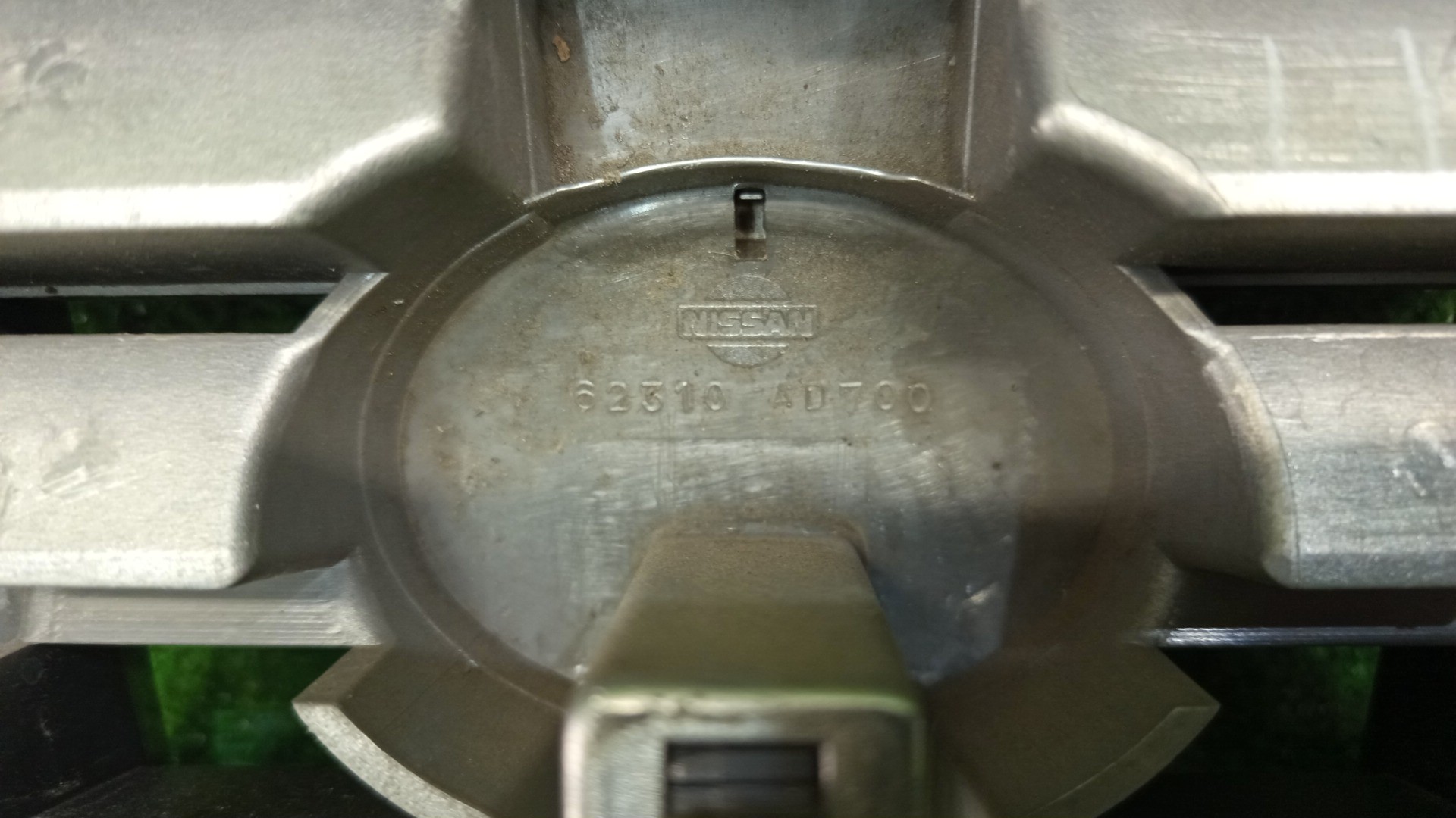 Решетка радиатора NISSAN BASSARA JU30, JNU30, JTU30, JTNU30, JVNU30, JVU30, JHU30 62310-AD700 4 ракурс
