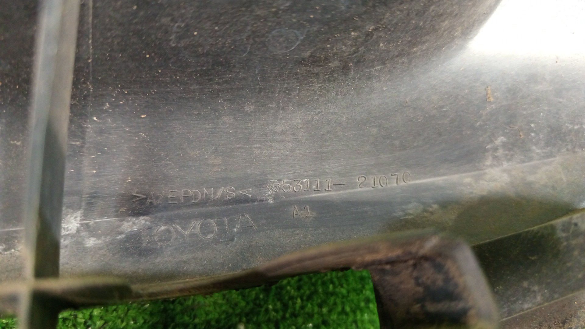 Решетка радиатора TOYOTA CALDINA ST215W, ST210G, ST215G, CT216, ST210, AT211, ST215, CT216G, AT211G 53111-21070 3 ракурс