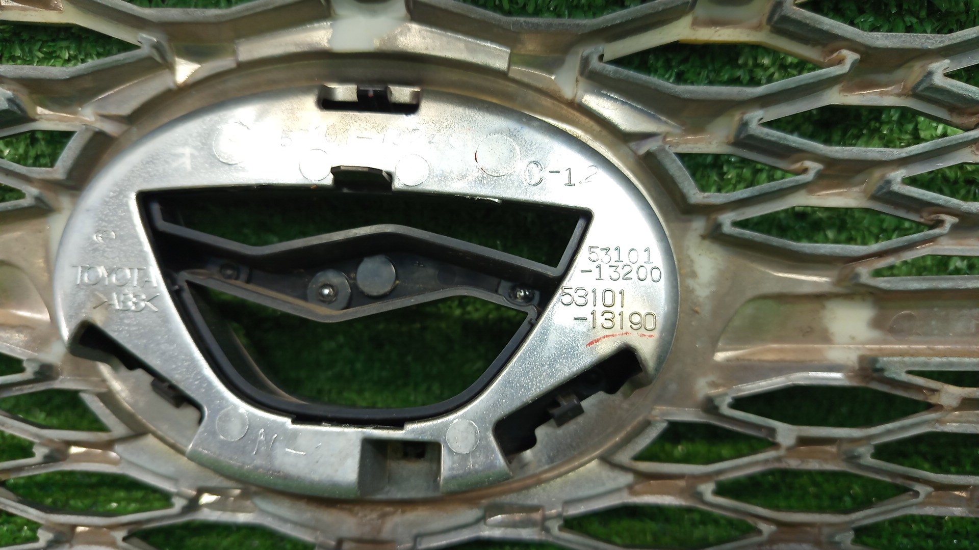 Решетка радиатора TOYOTA COROLLA  AXIO NZE141 53101-13190 3 ракурс