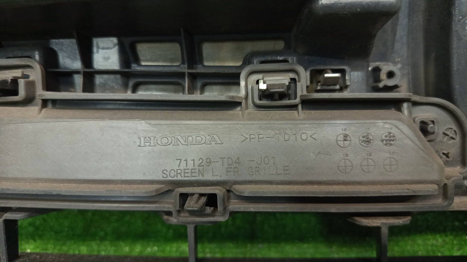 Решетка радиатора HONDA SHUTTLE GP7, GP8, GK8, GK9 71121-TD4-J01 5 ракурс