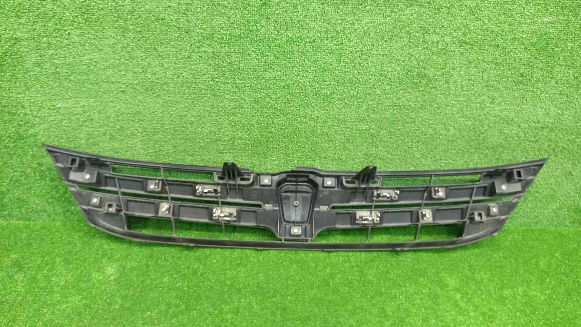 Решетка радиатора TOYOTA ISIS ZNM10, ZNM10W, ANM10, ANM10W, ANM15, ANM15W, ZGM10, ZGM10W, ZGM11, ZGM11W, ZGM15, ZGM15W, ANM10G, ZGM10G, ANM15G, ZNM10G, ZGM11G, ZGM15G 53114-44010 2 ракурс