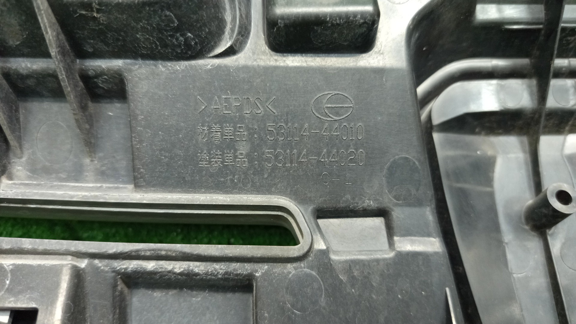 Решетка радиатора TOYOTA ISIS ZNM10, ZNM10W, ANM10, ANM10W, ANM15, ANM15W, ZGM10, ZGM10W, ZGM11, ZGM11W, ZGM15, ZGM15W, ANM10G, ZGM10G, ANM15G, ZNM10G, ZGM11G, ZGM15G 53114-44010 3 ракурс