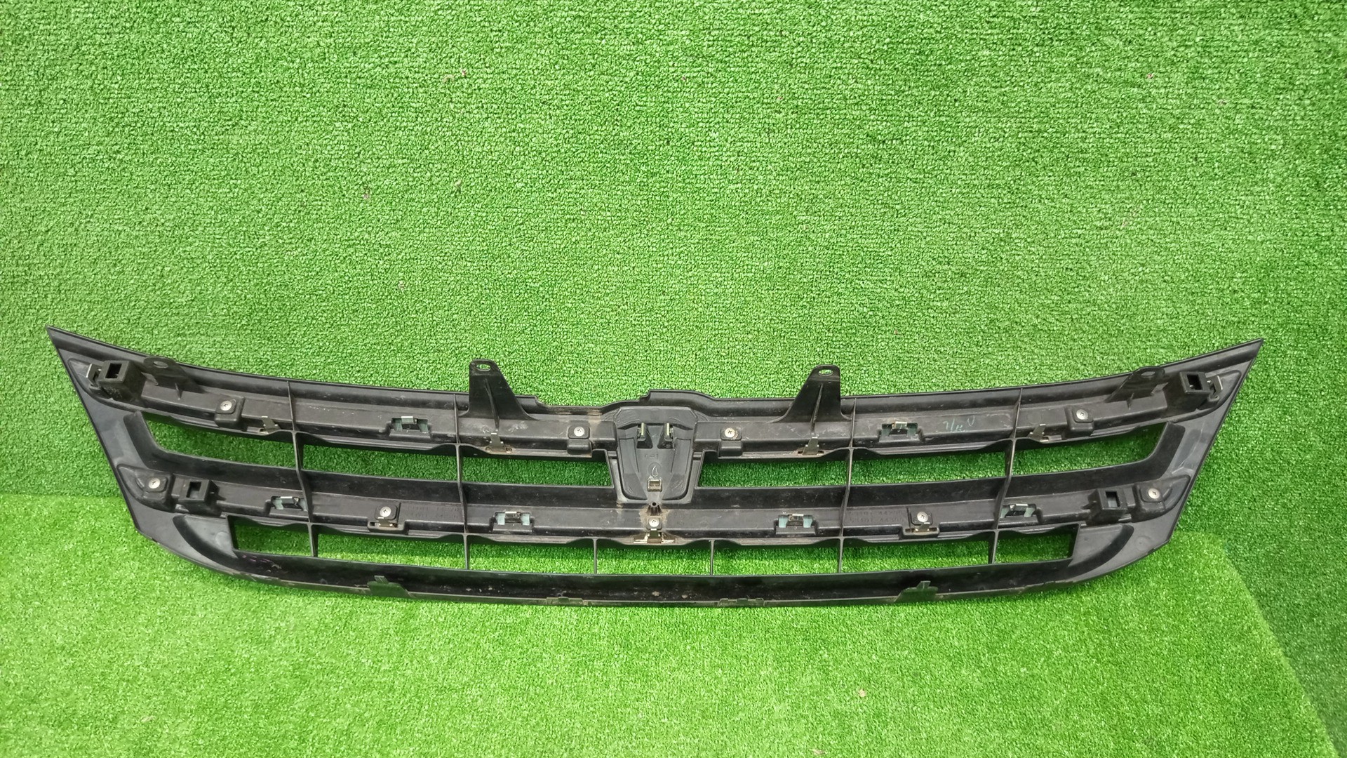 Решетка радиатора TOYOTA ISIS ZNM10, ZNM10W, ANM10, ANM10W, ANM15, ANM15W, ZGM10, ZGM10W, ZGM11, ZGM11W, ZGM15, ZGM15W, ANM10G, ZGM10G, ANM15G, ZNM10G, ZGM11G, ZGM15G 53101-44290 2 ракурс