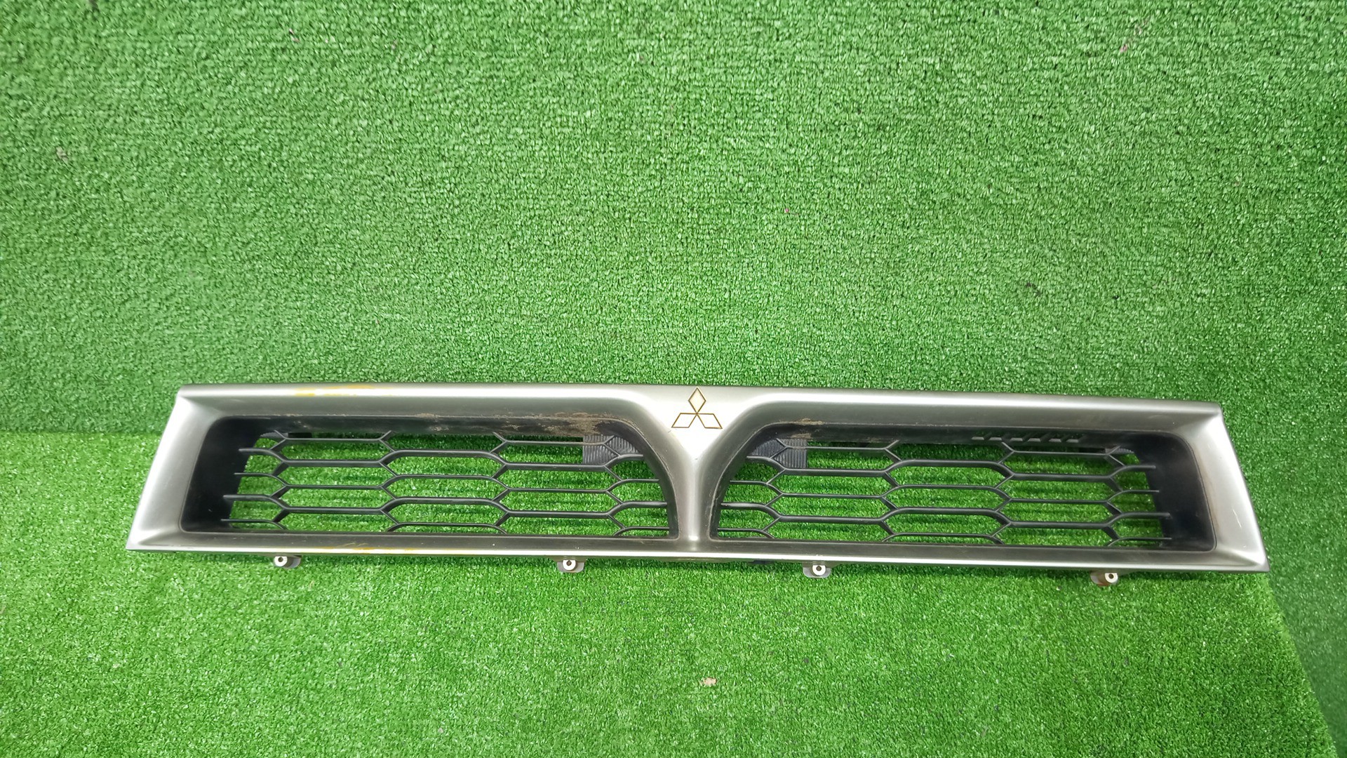 Решетка радиатора MITSUBISHI GALANT, LEGNUM EA1A, EA7A, EC1A, EC7A, EC1W, EC5W, EA1W, EA3W, EA4W, EC3W, EC4W, EC7W MR441120 1 ракурс