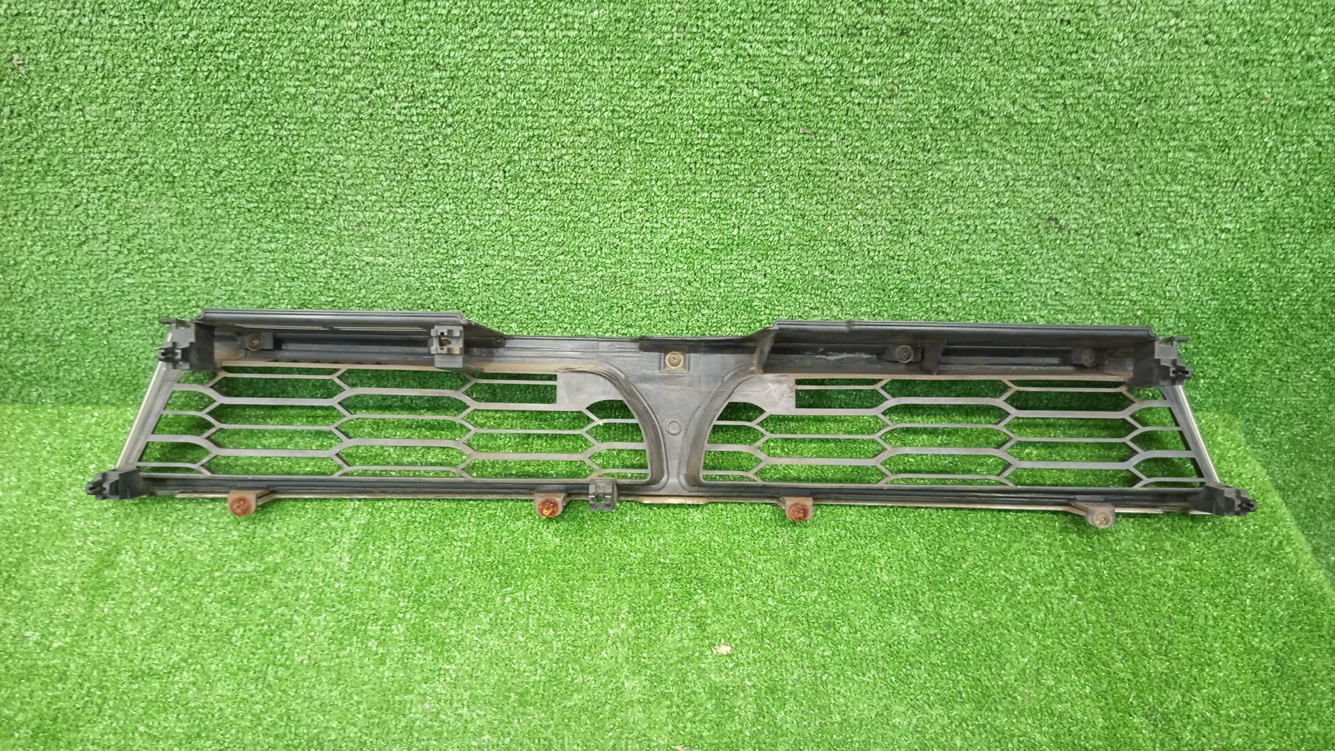 Решетка радиатора MITSUBISHI GALANT, LEGNUM EA1A, EA7A, EC1A, EC7A, EC1W, EC5W, EA1W, EA3W, EA4W, EC3W, EC4W, EC7W MR441120 2 ракурс