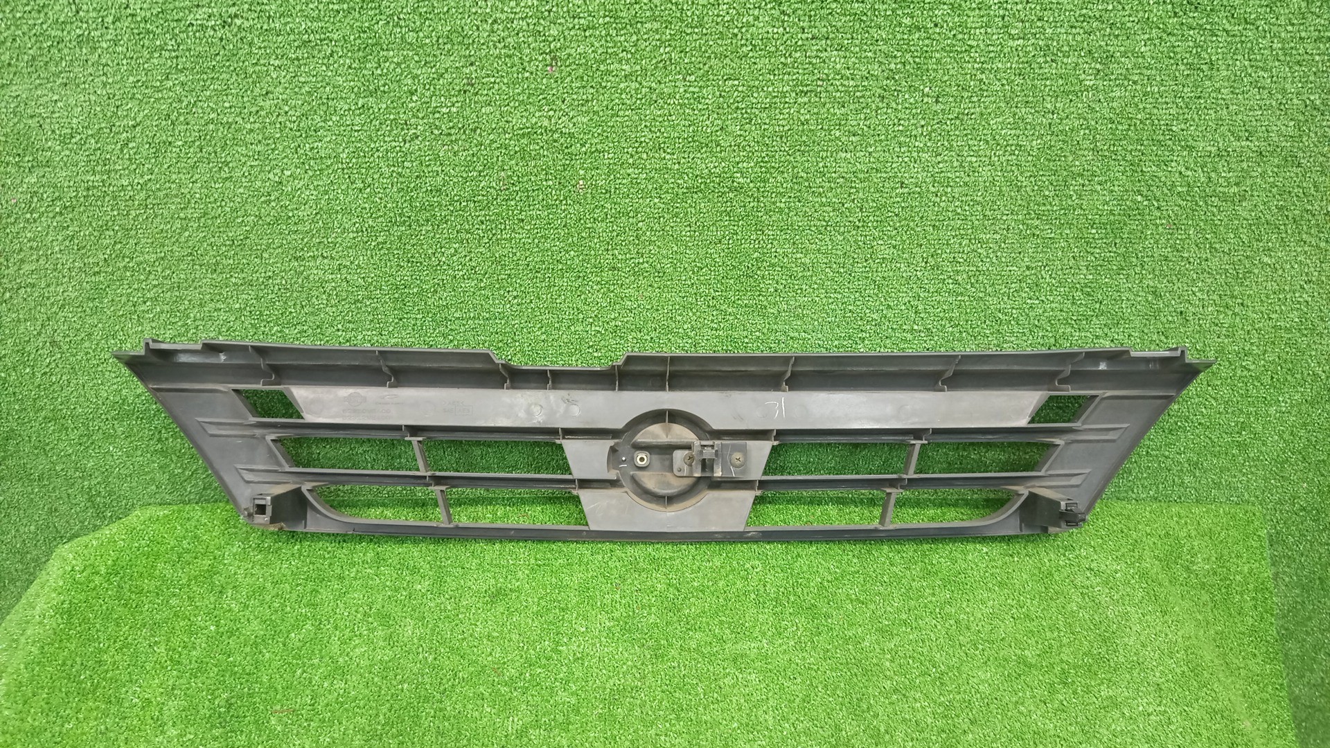 Решетка радиатора NISSAN AD Y11 62310-WE400 3 ракурс