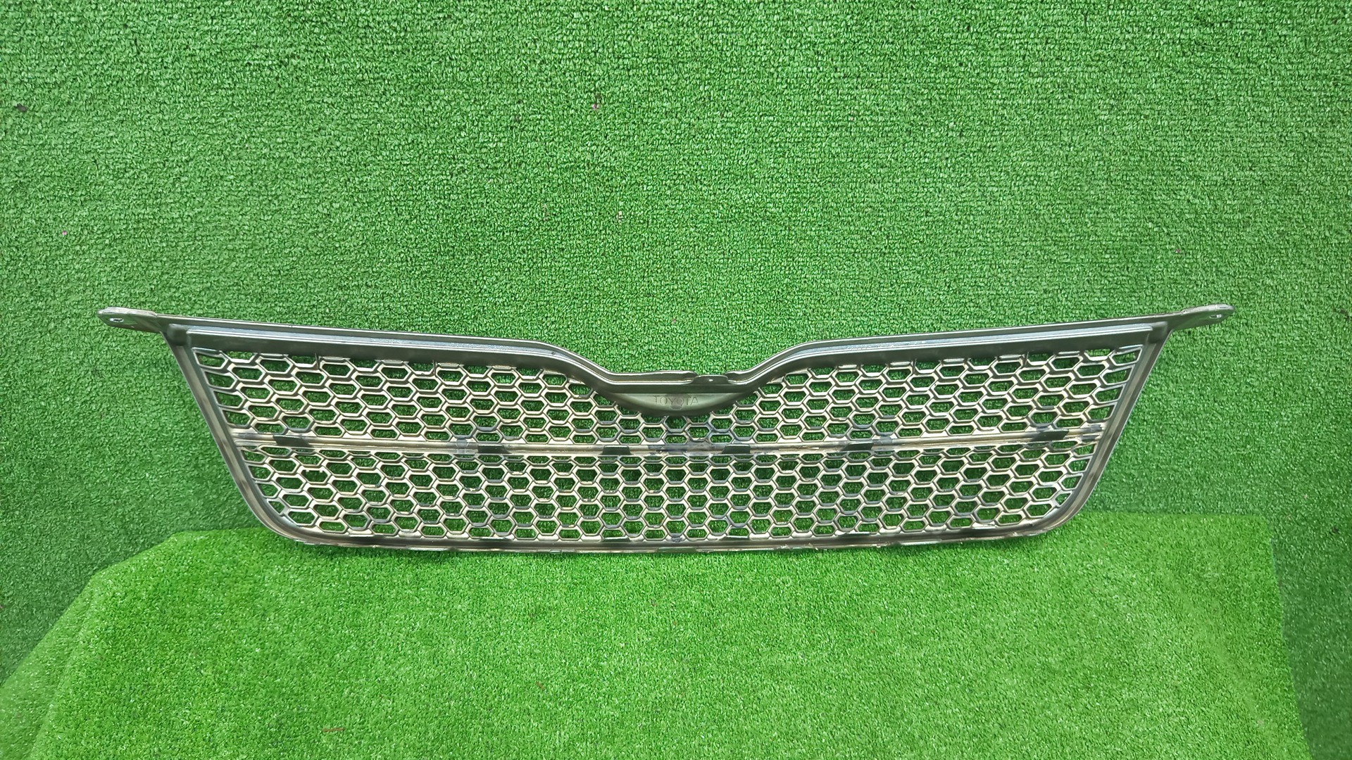 Решетка радиатора TOYOTA COROLLA, COROLLA FIELDER ZZE124, NZE121, NZE120, ZZE122, NZE124, CE121, NZE121G, ZZE123G, ZZE124G, ZZE122G, NZE124G , 1NZ-FE, 1ZZ-FE 53111-13340 2 ракурс
