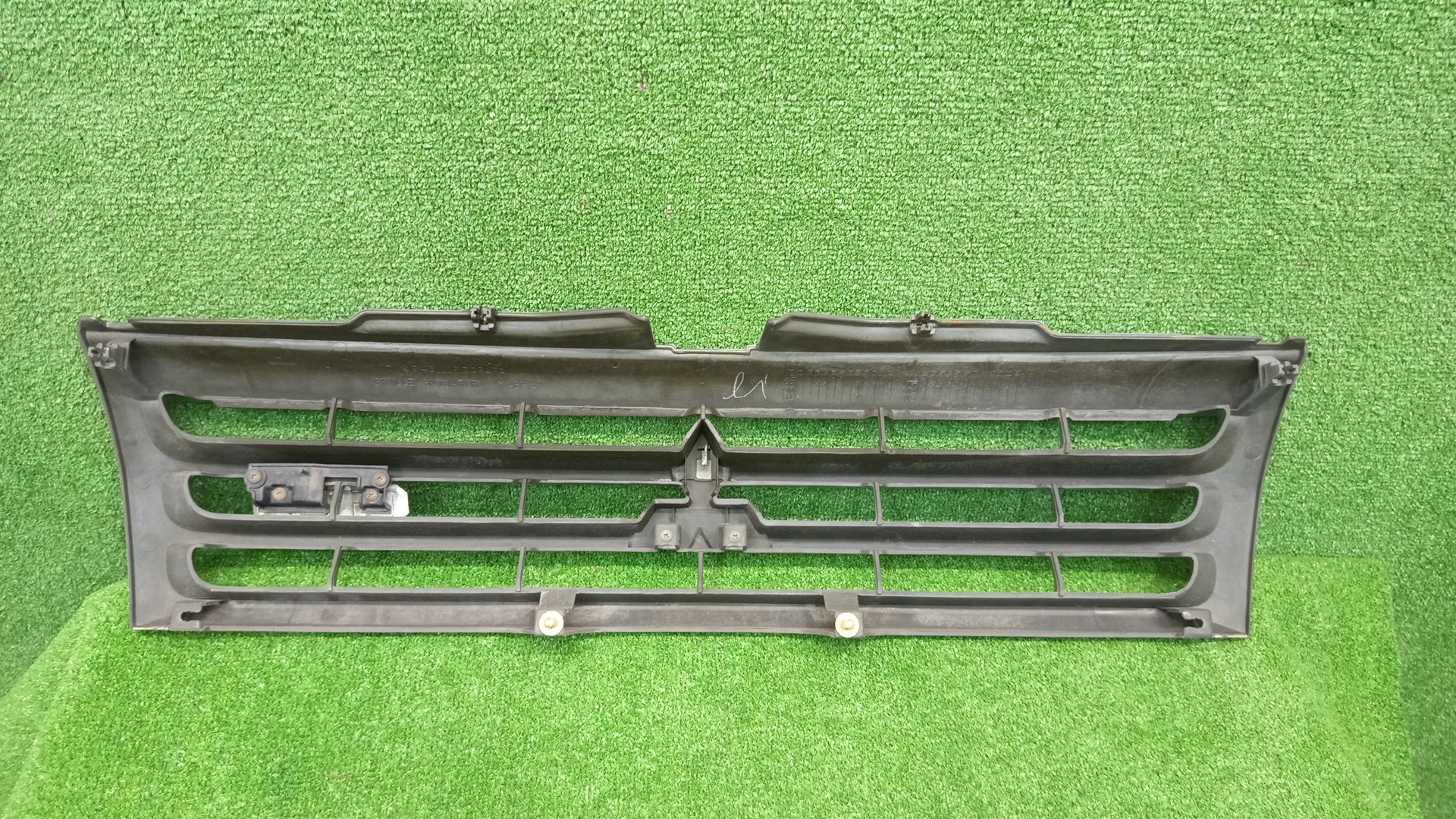 Решетка радиатора MITSUBISHI PAJERO IO H76W, H66W, H67W, H77W MR339275 2 ракурс