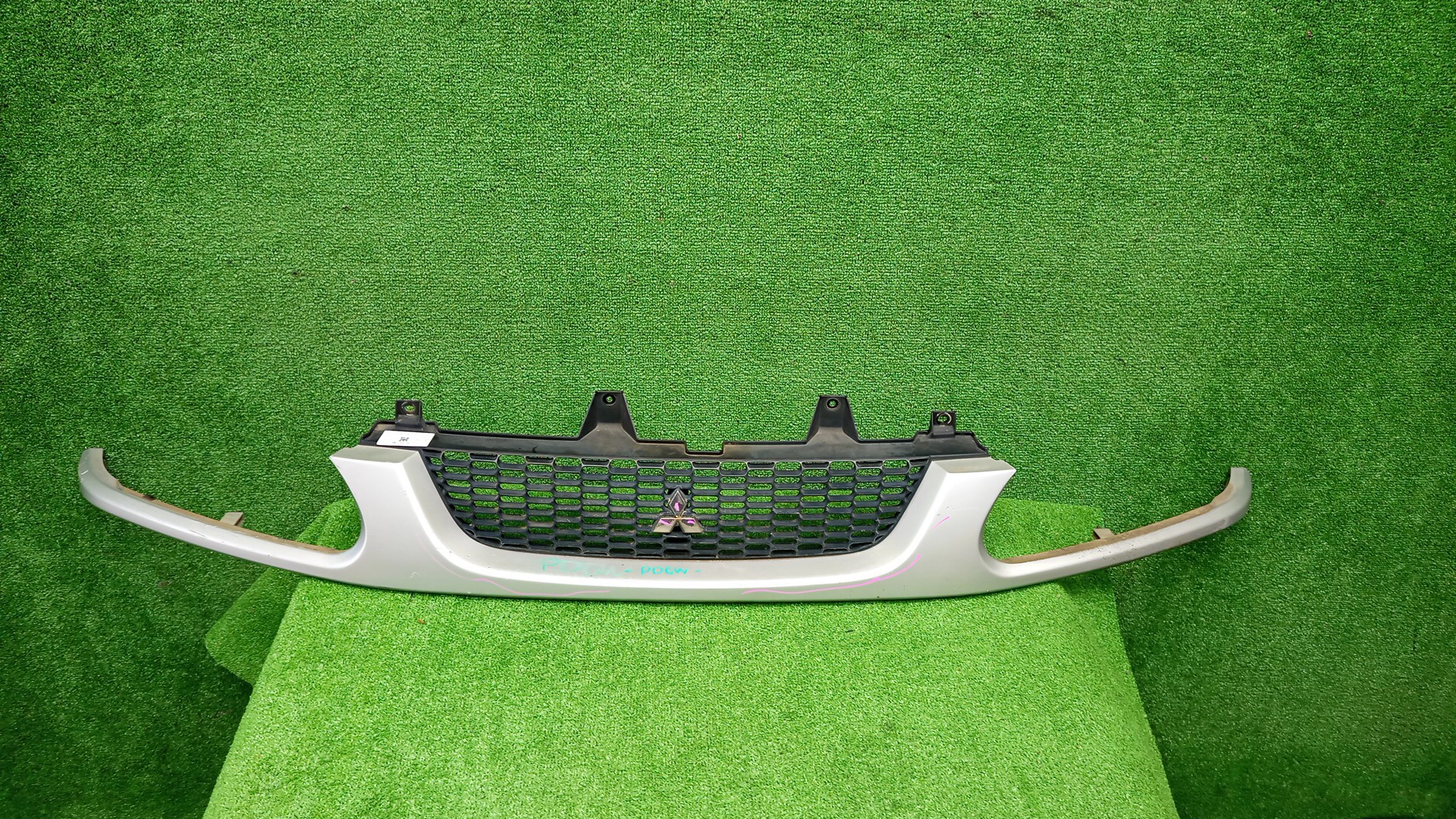 Решетка радиатора MITSUBISHI DELICA PD6W, PA3V, PA4W, PA5V, PA5W, PD4W, PD8W, PE8W, PF6W, PF8W, FE8W, PB5W, PD5V MR322168 1 ракурс Решетка радиатора MITSUBISHI DELICA PD6W, PA3V, PA4W, PA5V, PA5W, PD4W, PD8W, PE8W, PF6W, PF8W, FE8W, PB5W, PD5V MR322168 1 ракурс