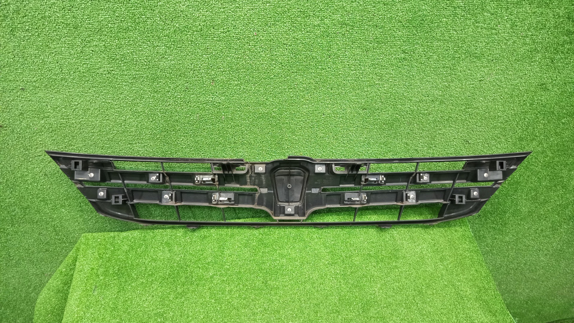 Решетка радиатора TOYOTA ISIS ZNM10, ZNM10W, ANM10, ANM10W, ANM15, ANM15W, ZGM10, ZGM10W, ZGM11, ZGM11W, ZGM15, ZGM15W, ANM10G, ZGM10G, ANM15G, ZNM10G, ZGM11G, ZGM15G 53101-44330 3 ракурс