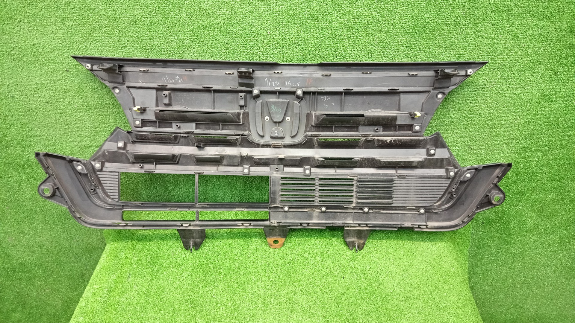 Решетка радиатора HONDA N-BOX JF3 71121-TTAY-J210-M1 2 ракурс