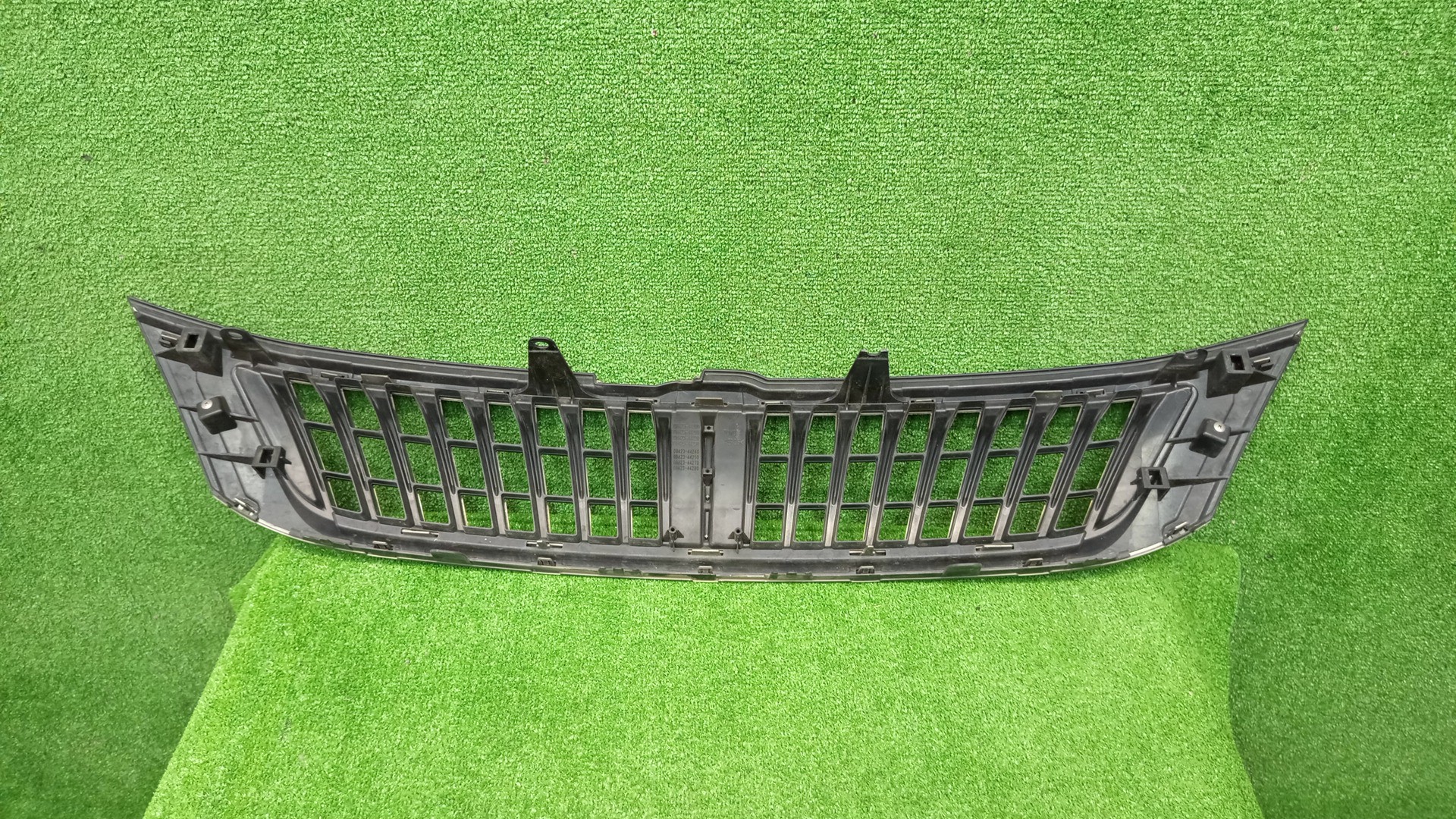 Решетка радиатора TOYOTA ISIS ZNM10, ZNM10W, ANM10, ANM10W, ANM15, ANM15W, ZGM10, ZGM10W, ZGM11, ZGM11W, ZGM15, ZGM15W, ANM10G, ZGM10G, ANM15G, ZNM10G, ZGM11G, ZGM15G Y08423-44200 4 ракурс