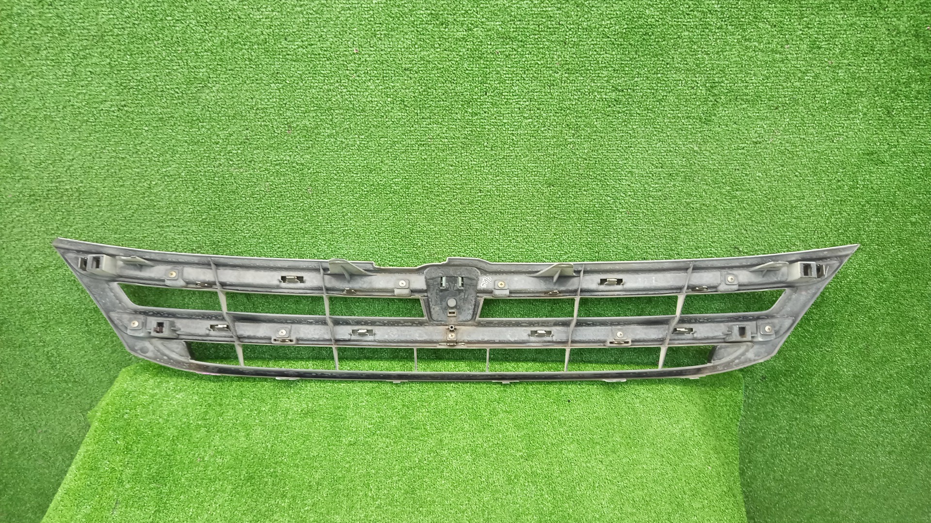 Решетка радиатора TOYOTA ISIS ZNM10, ZNM10W, ANM10, ANM10W, ANM15, ANM15W, ZGM10, ZGM10W, ZGM11, ZGM11W, ZGM15, ZGM15W, ANM10G, ZGM10G, ANM15G, ZNM10G, ZGM11G, ZGM15G 53101-44310 4 ракурс