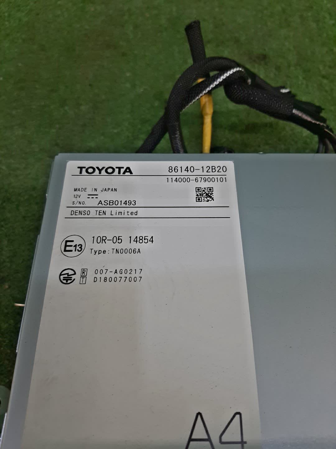 Магнитофон TOYOTA COROLLA ZWE211 8614012B20 2 ракурс