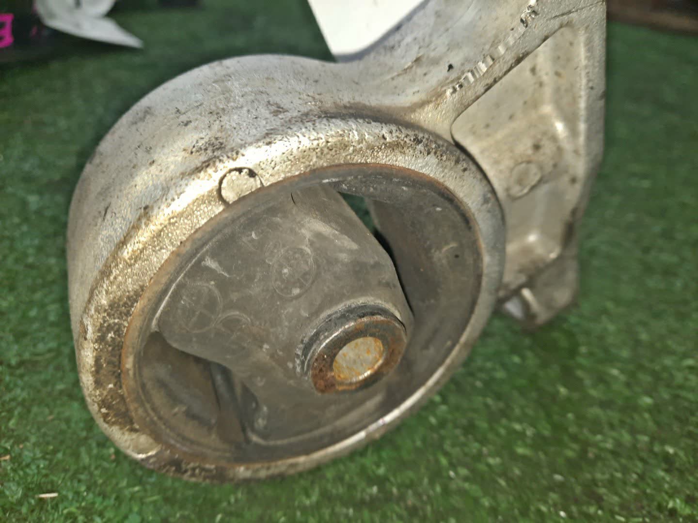 Подушка двс левая SUZUKI AERIO RA21S M15A 3 ракурс