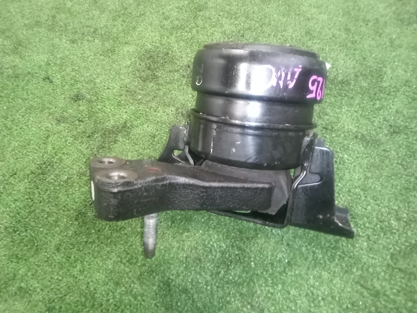Подушка двс правая передняя TOYOTA RACTIS NCP125 1NZ-FE 1 ракурс Подушка двс правая передняя TOYOTA RACTIS NCP125 1NZ-FE 1 ракурс