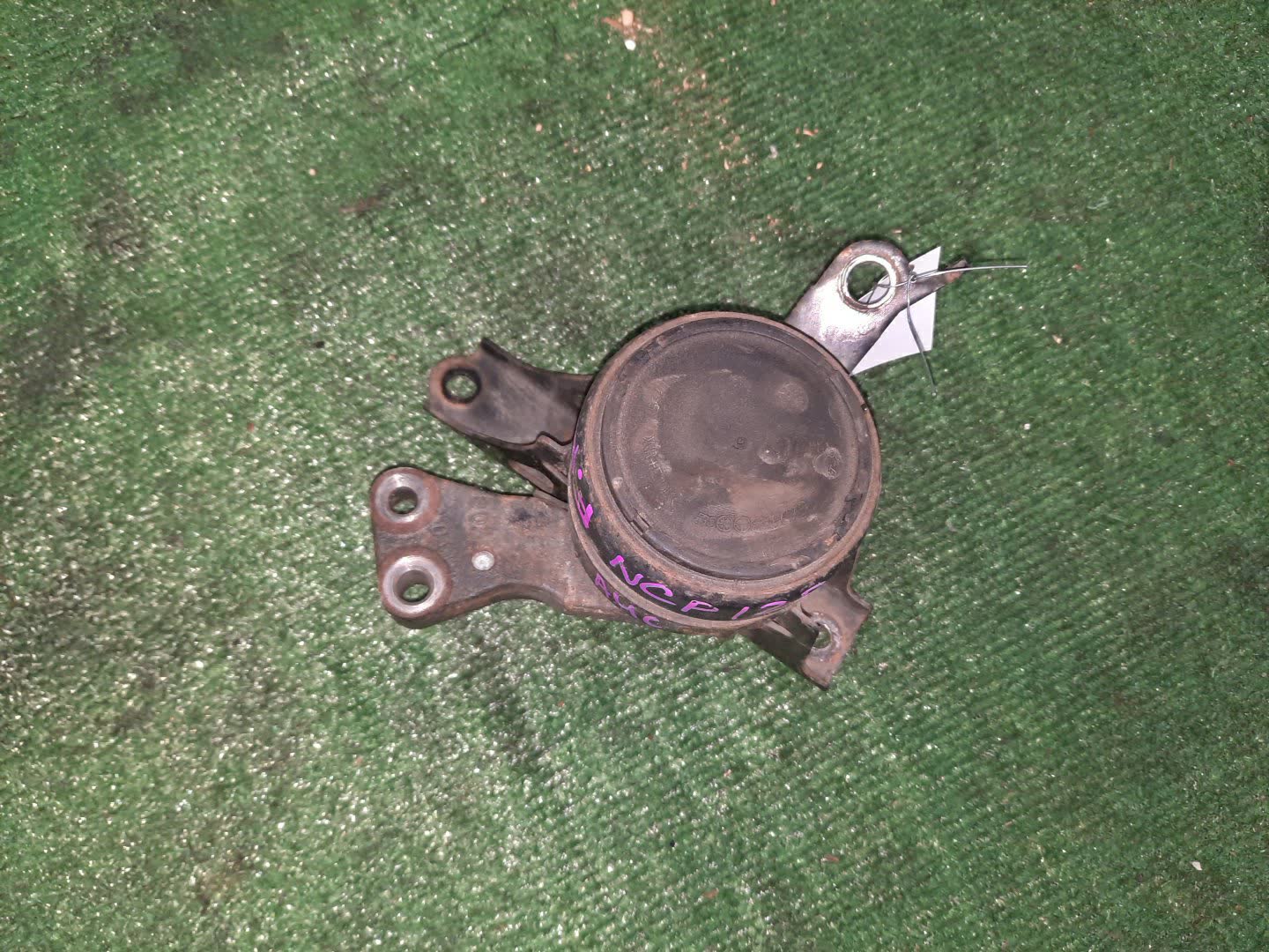 Подушка двс правая передняя TOYOTA RACTIS NCP125 1NZ-FE 1 ракурс Подушка двс правая передняя TOYOTA RACTIS NCP125 1NZ-FE 1 ракурс