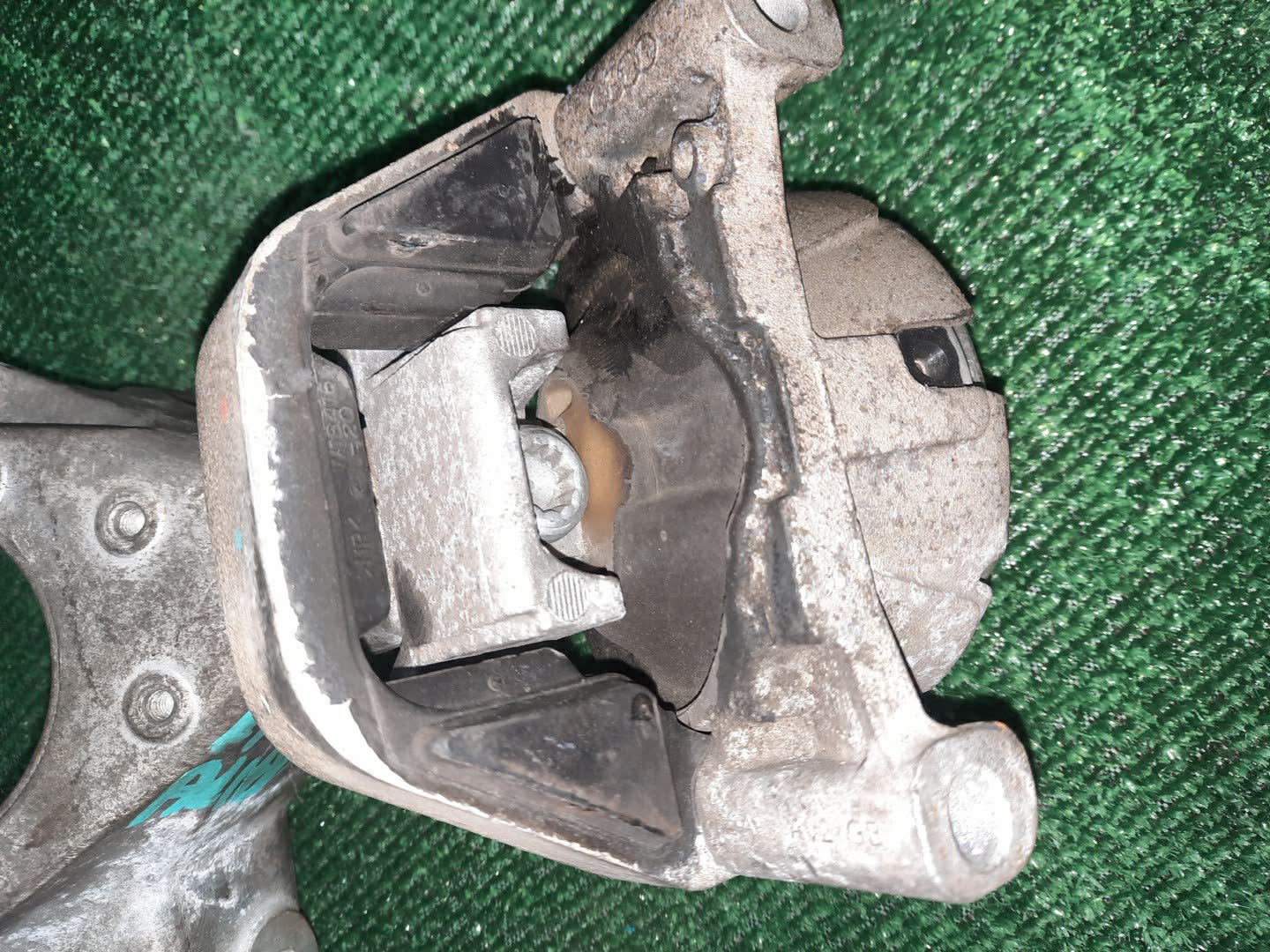 Подушка двс левая передняя AUDI A6 4G2 4G0199381MJ 3 ракурс