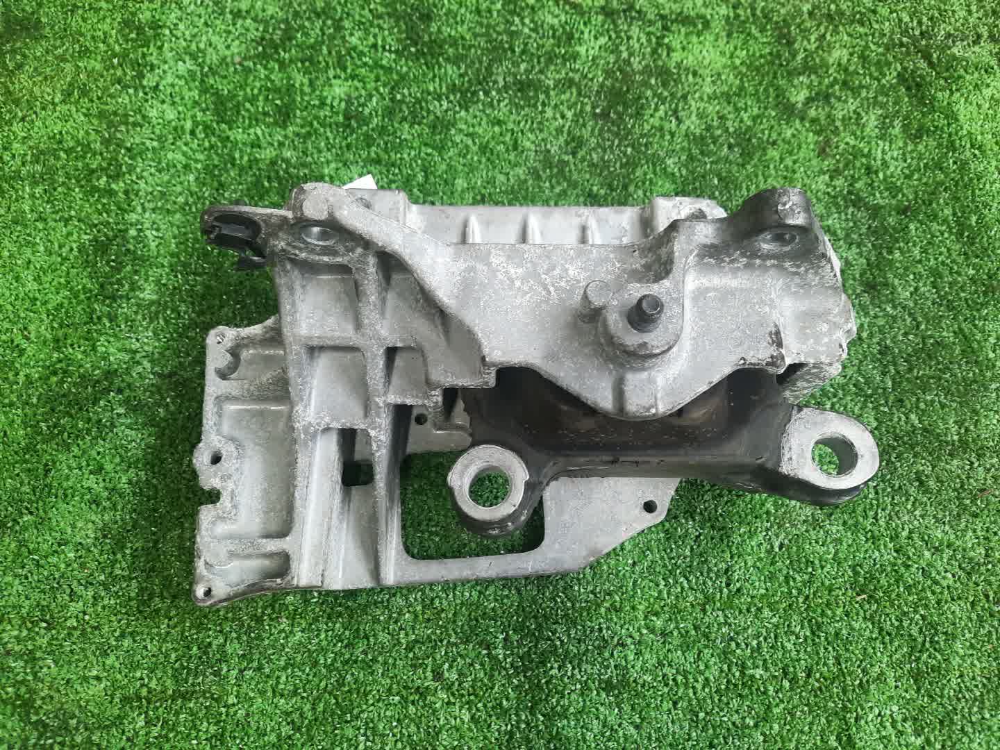 Подушка двс левая NISSAN JUKE NF15 MR16DDT 1 ракурс