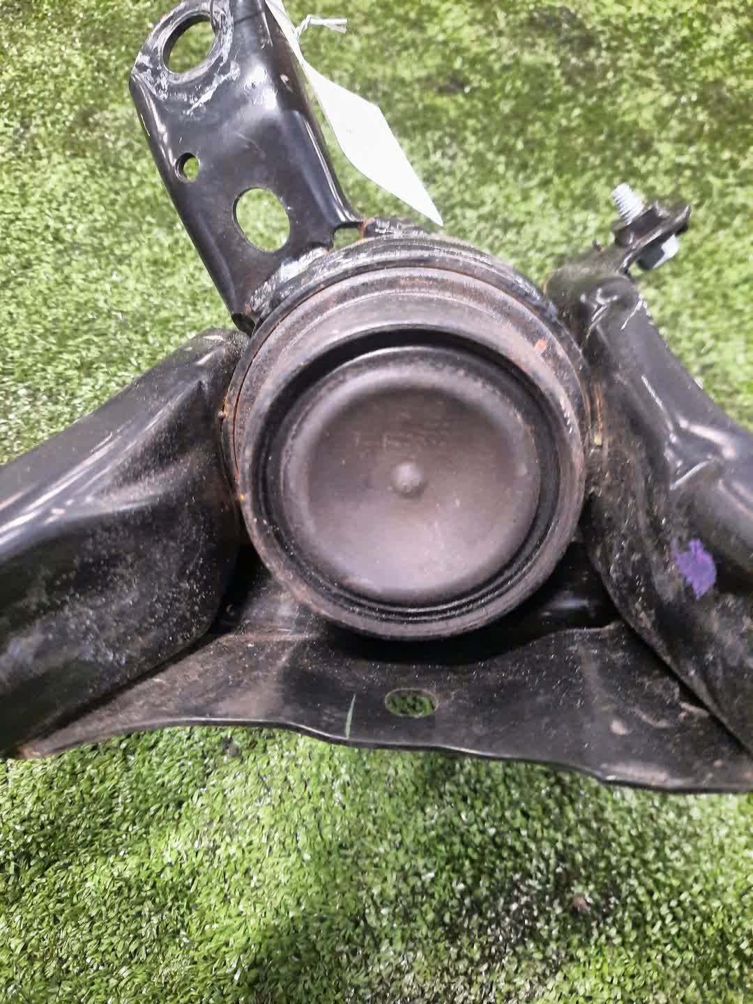 Подушка двс правая TOYOTA COROLLA ZWE211 2ZR-FXE 2 ракурс