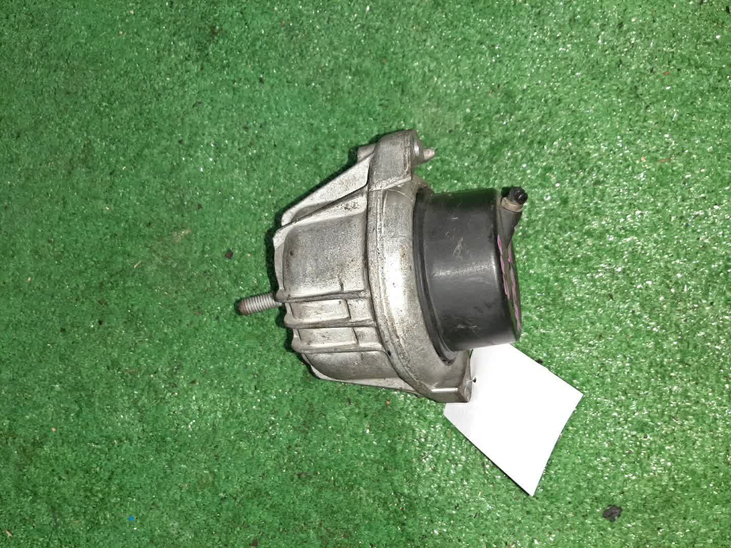 Подушка двс правая передняя BMW 3-Series E90 N53B30A 6773745 2 ракурс Подушка двс правая передняя BMW 3-Series E90 N53B30A 6773745 2 ракурс